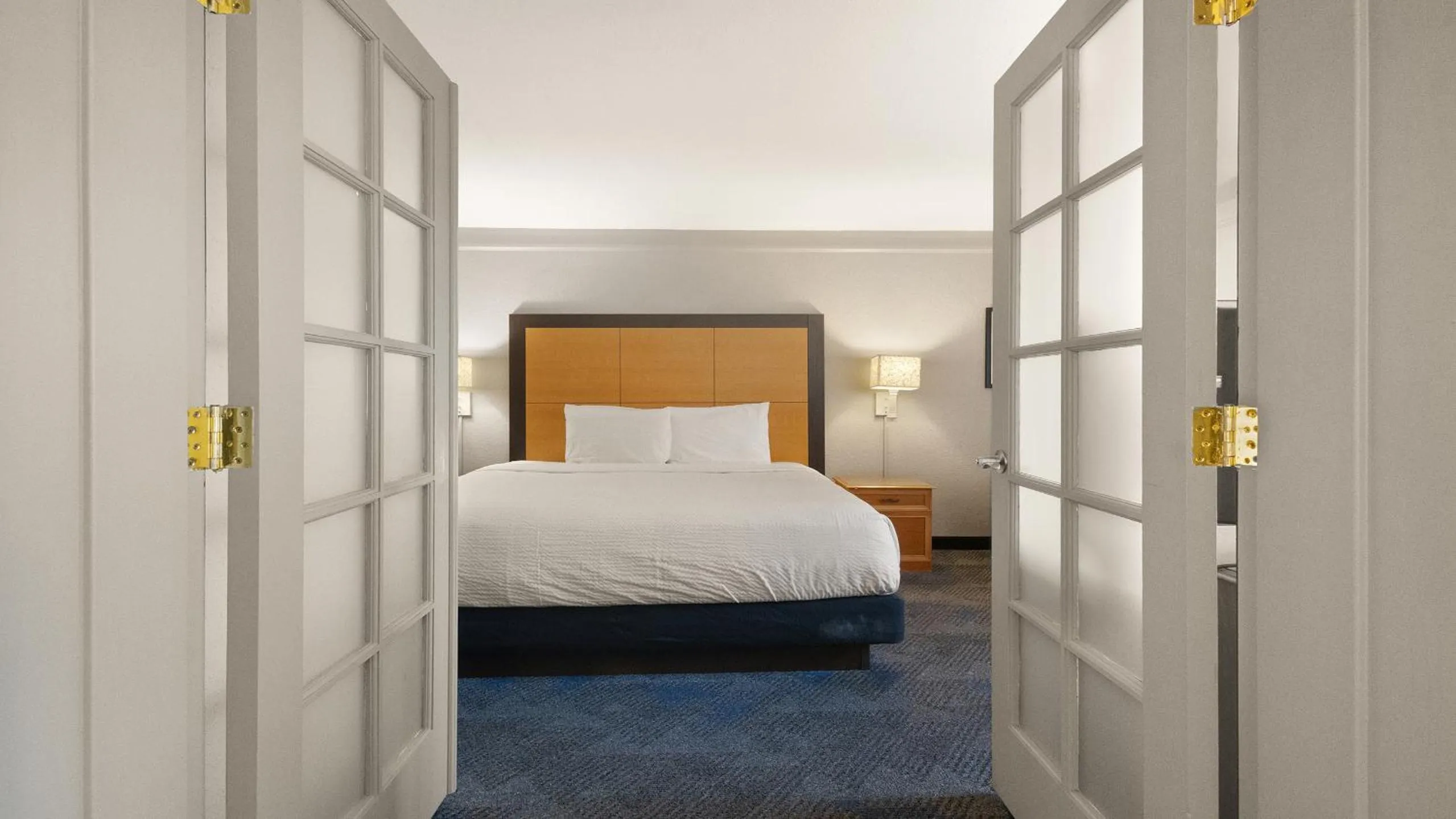 Bedroom, Bed in Howard Johnson by Wyndham Sacramento Downtown