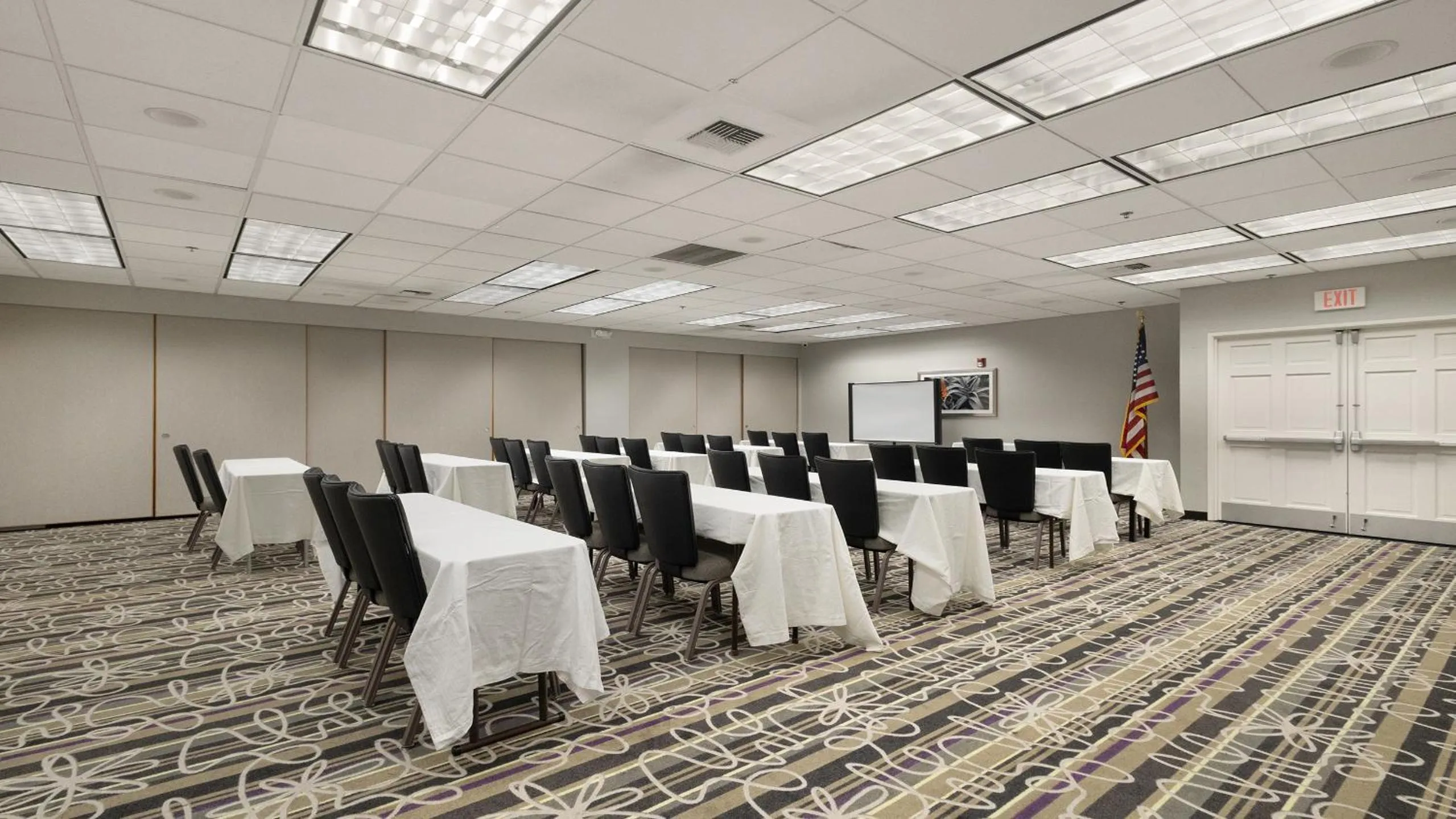 Meeting/conference room in Howard Johnson by Wyndham Sacramento Downtown