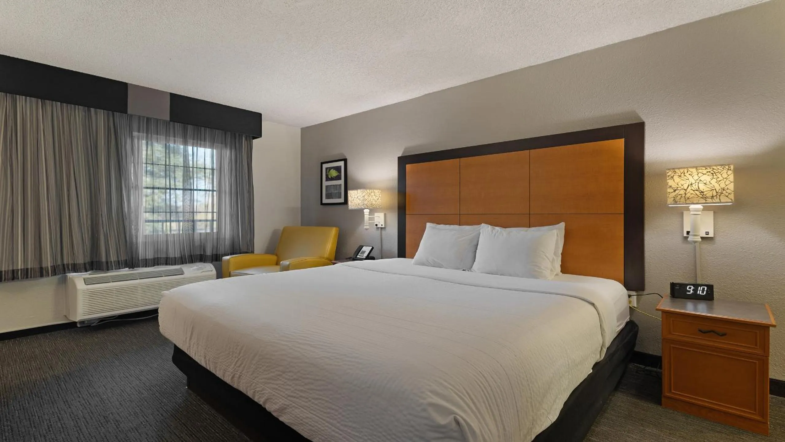 Bedroom, Bed in Howard Johnson by Wyndham Sacramento Downtown