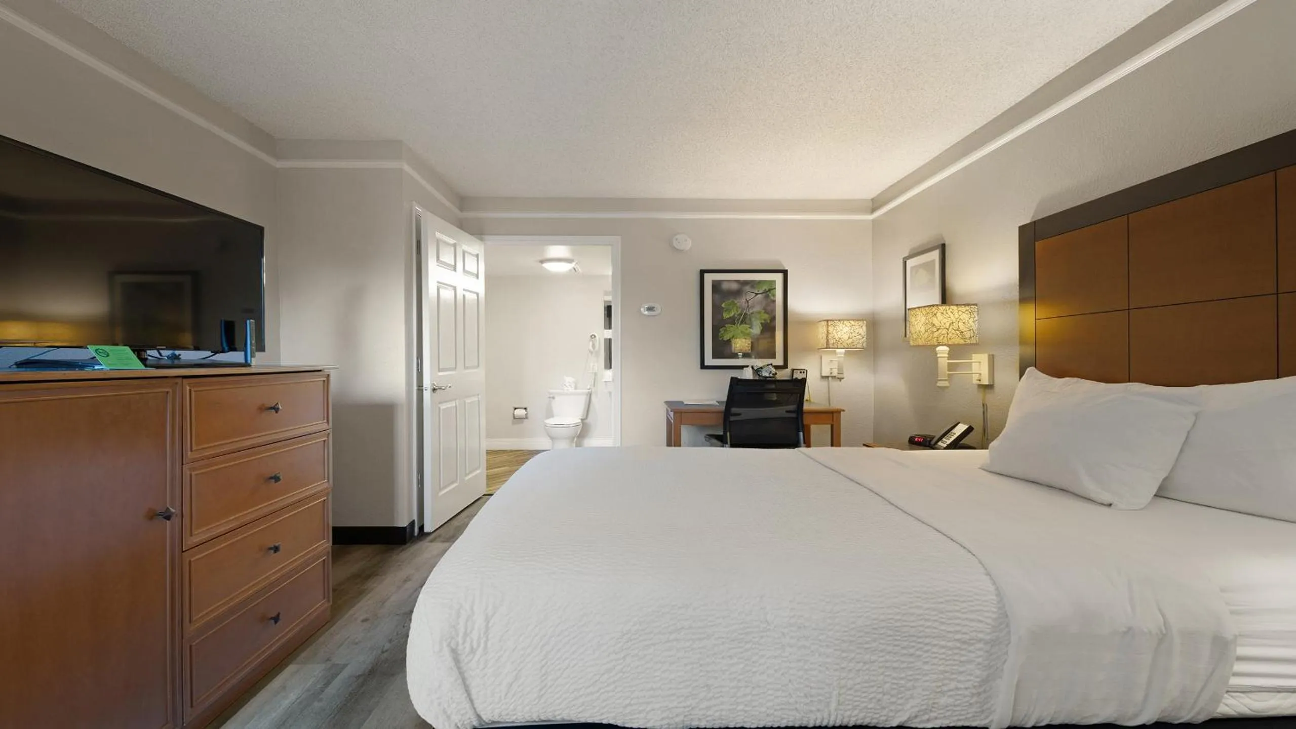 Bedroom, Bed in Howard Johnson by Wyndham Sacramento Downtown