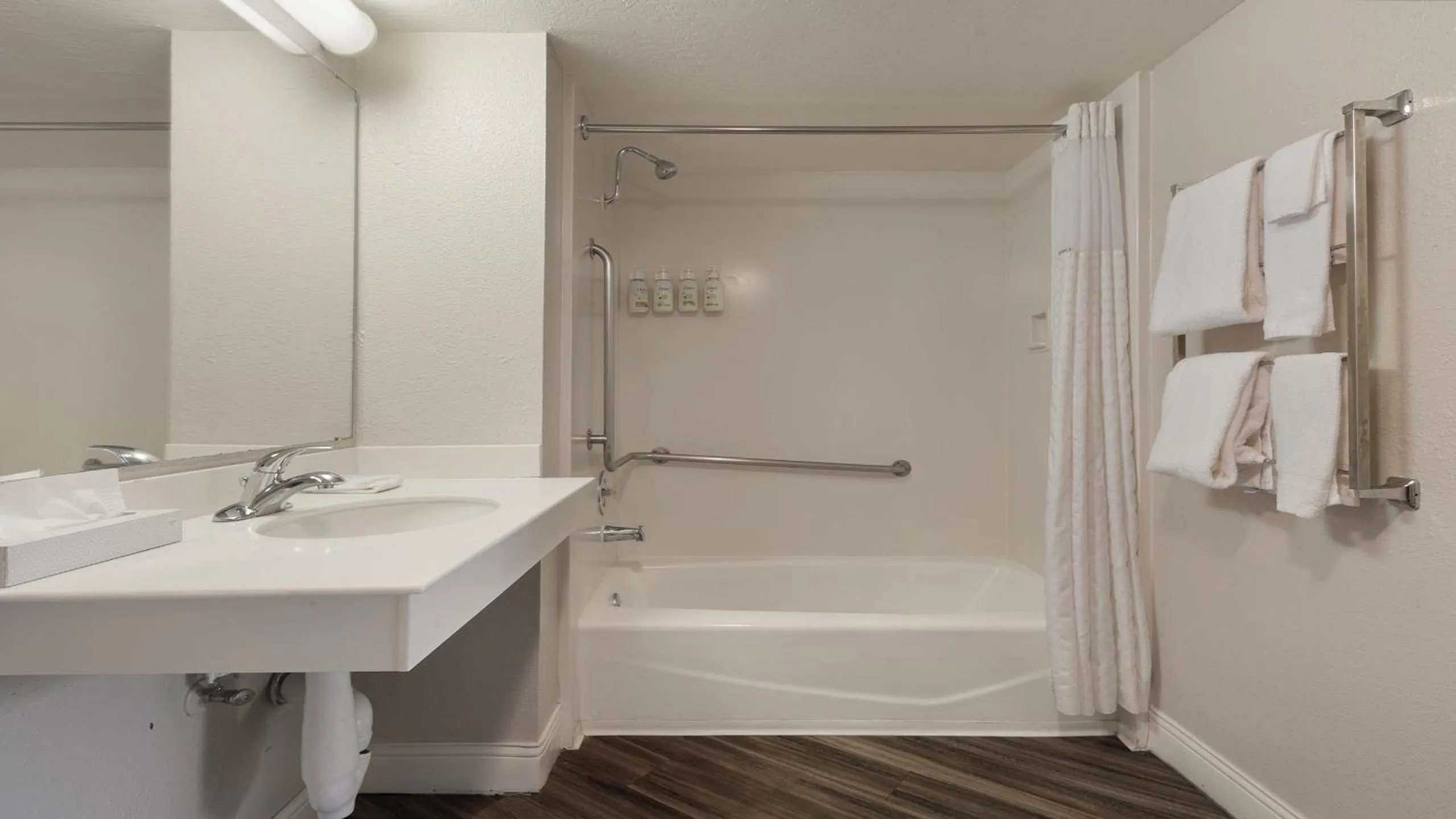 Bathroom in Howard Johnson by Wyndham Sacramento Downtown