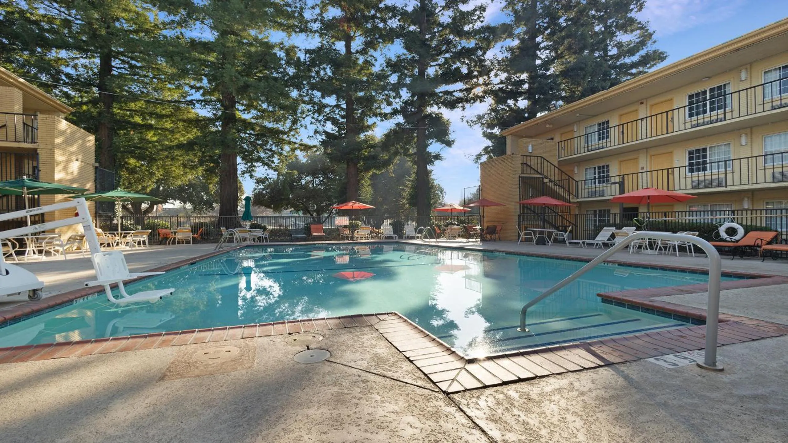 Swimming pool in Howard Johnson by Wyndham Sacramento Downtown