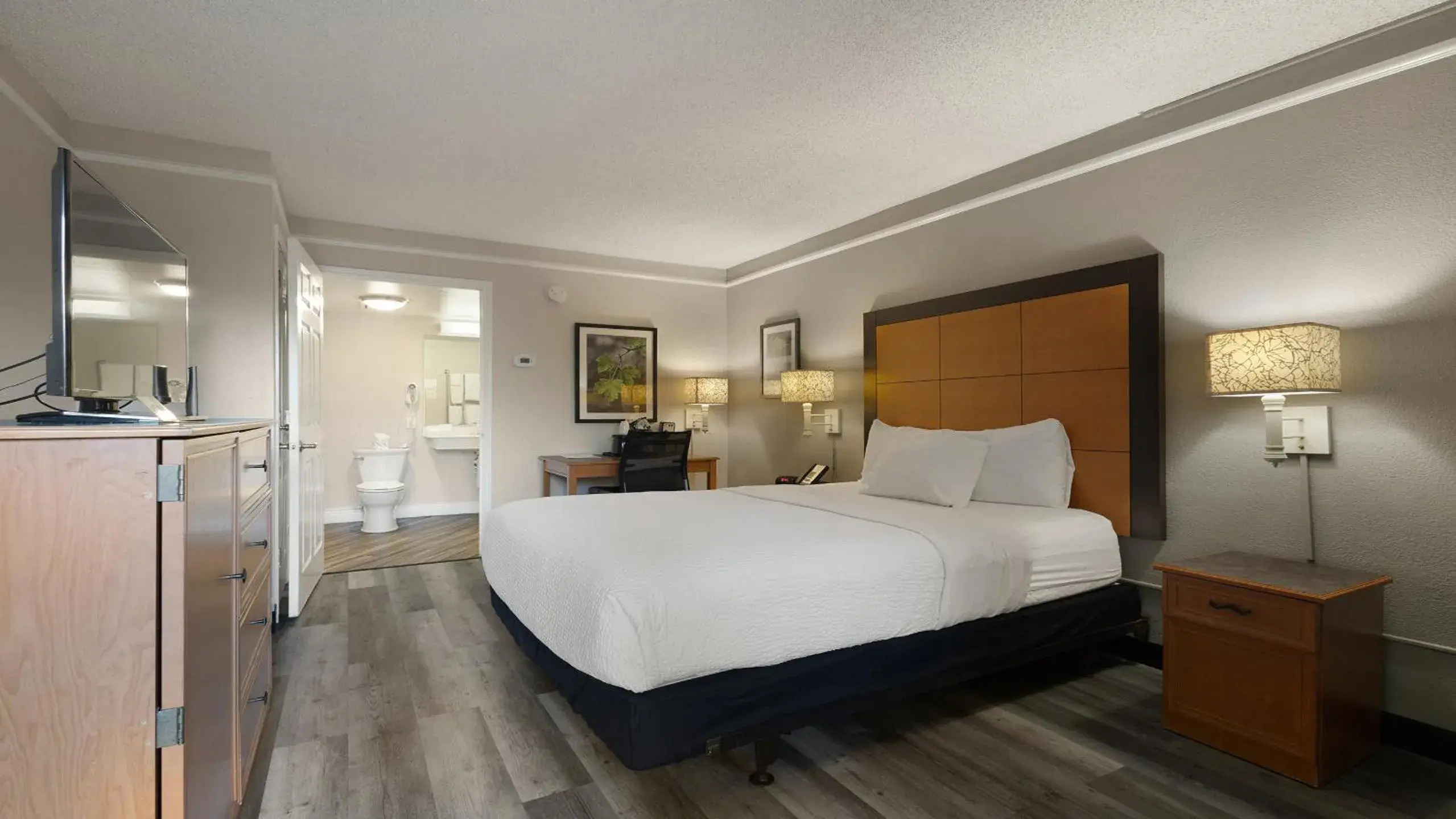 Queen Room - Mobility Access/Non-Smoking in Howard Johnson by Wyndham Sacramento Downtown Queen Room - Mobility Access/Non-Smoking in Howard Johnson by Wyndham Sacramento Downtown