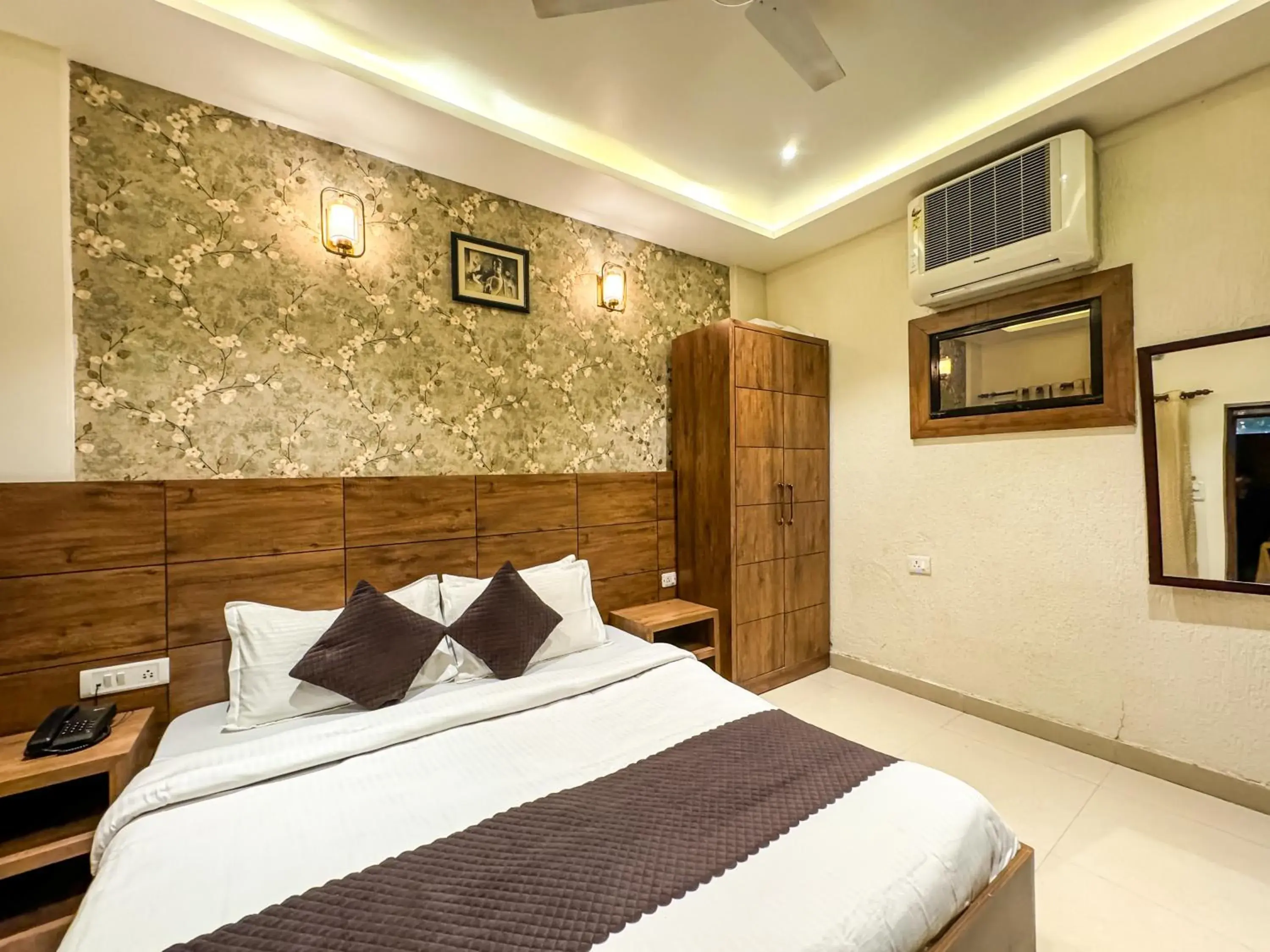 Deluxe Double or Twin Room in Hotel Nirvana Palace Near Parmarth Niketan Deluxe Double or Twin Room in Hotel Nirvana Palace Near Parmarth Niketan