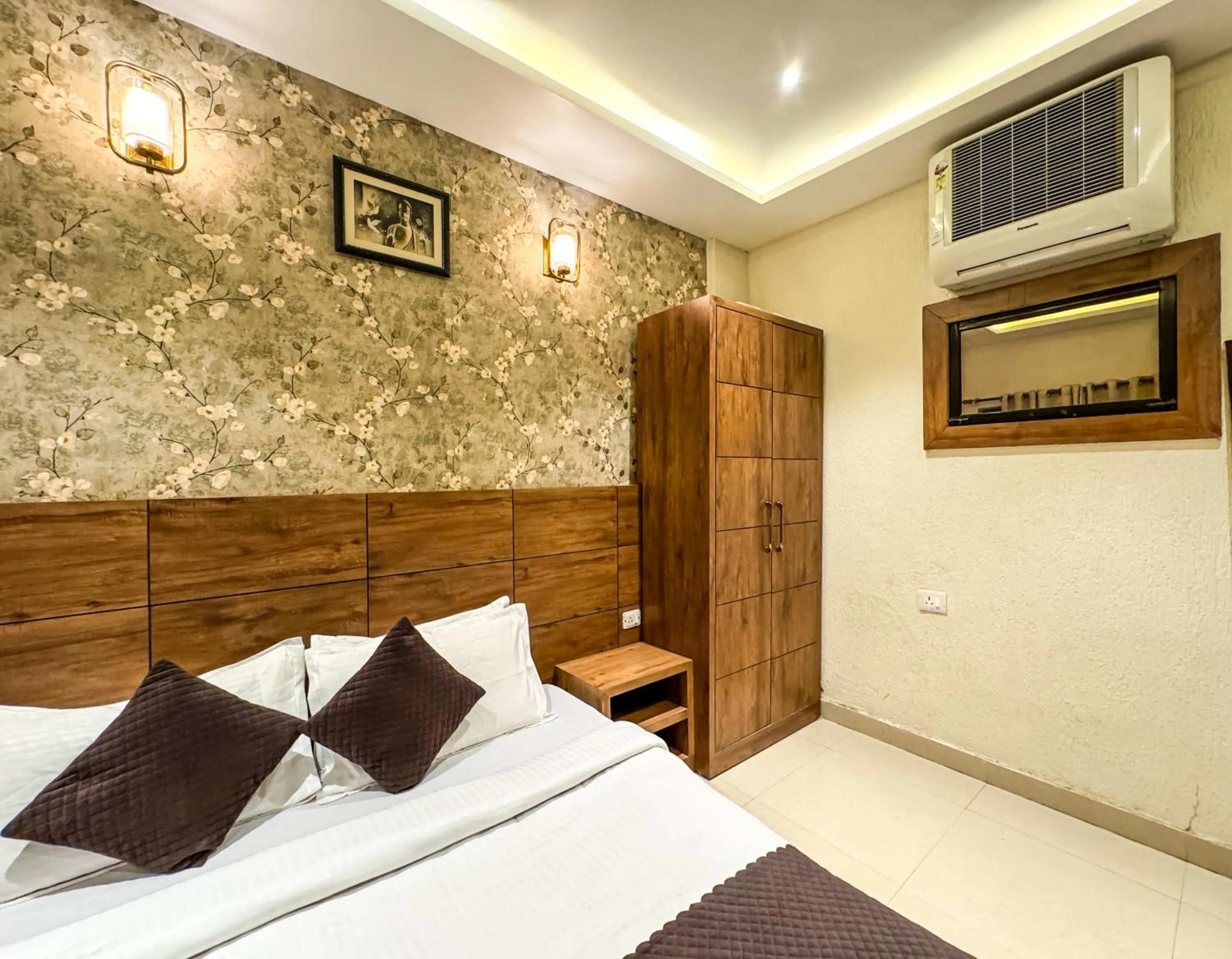 Bedroom, Bed in Hotel Nirvana Palace Near Parmarth Niketan