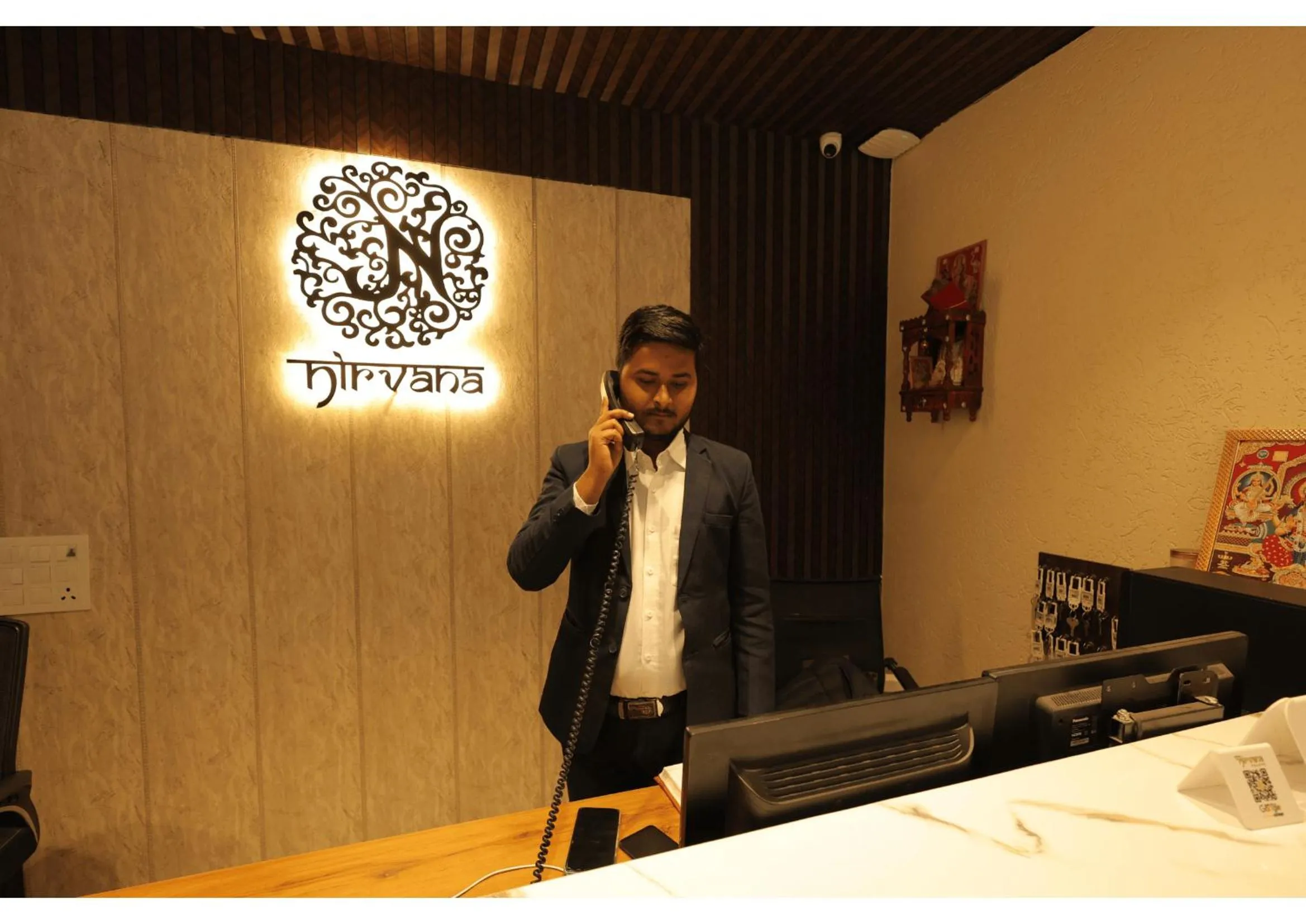 concierge in Hotel Nirvana Palace Near Parmarth Niketan