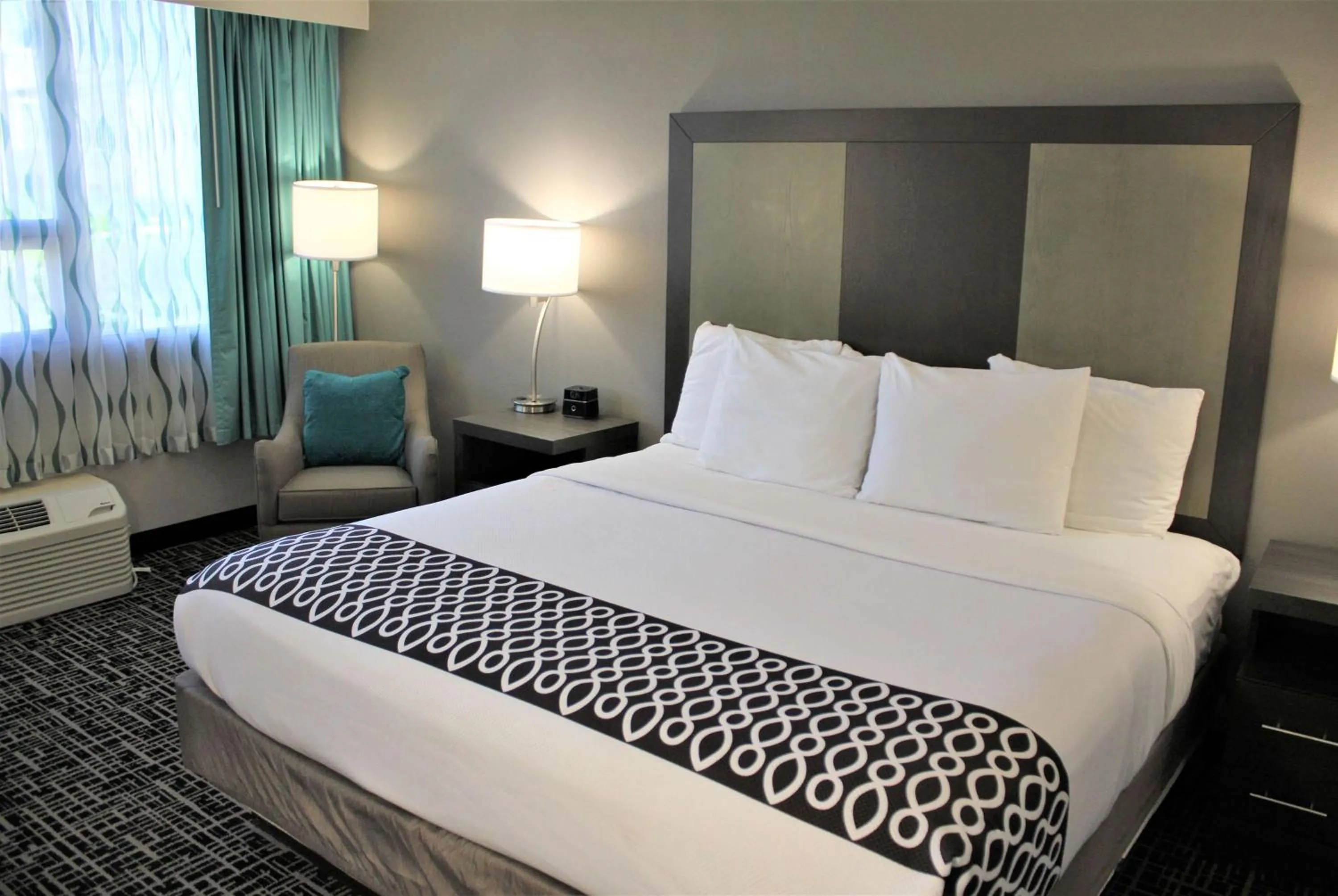 Photo of the whole room, Bed in La Quinta Inn & Suites by Wyndham Indianapolis Downtown