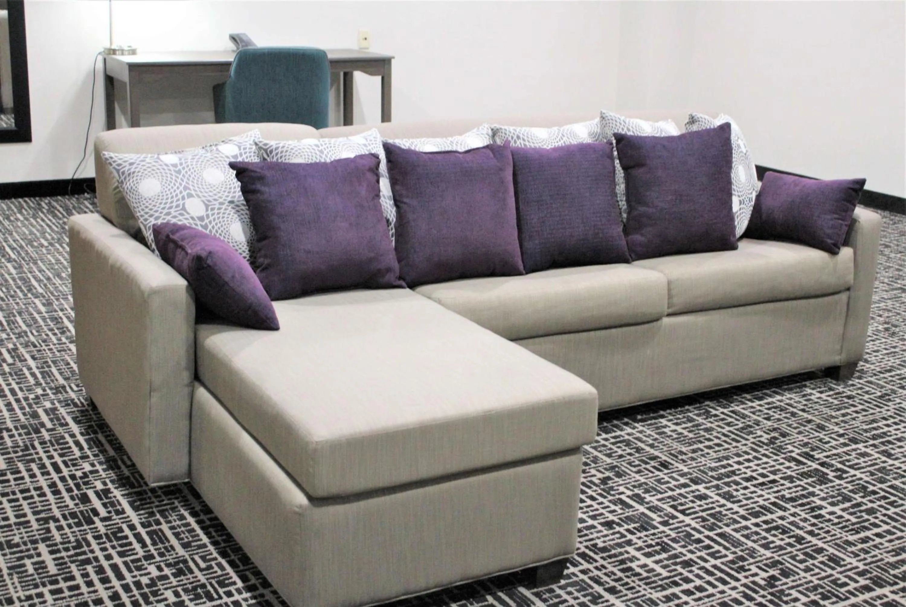 Bed in La Quinta Inn & Suites by Wyndham Indianapolis Downtown