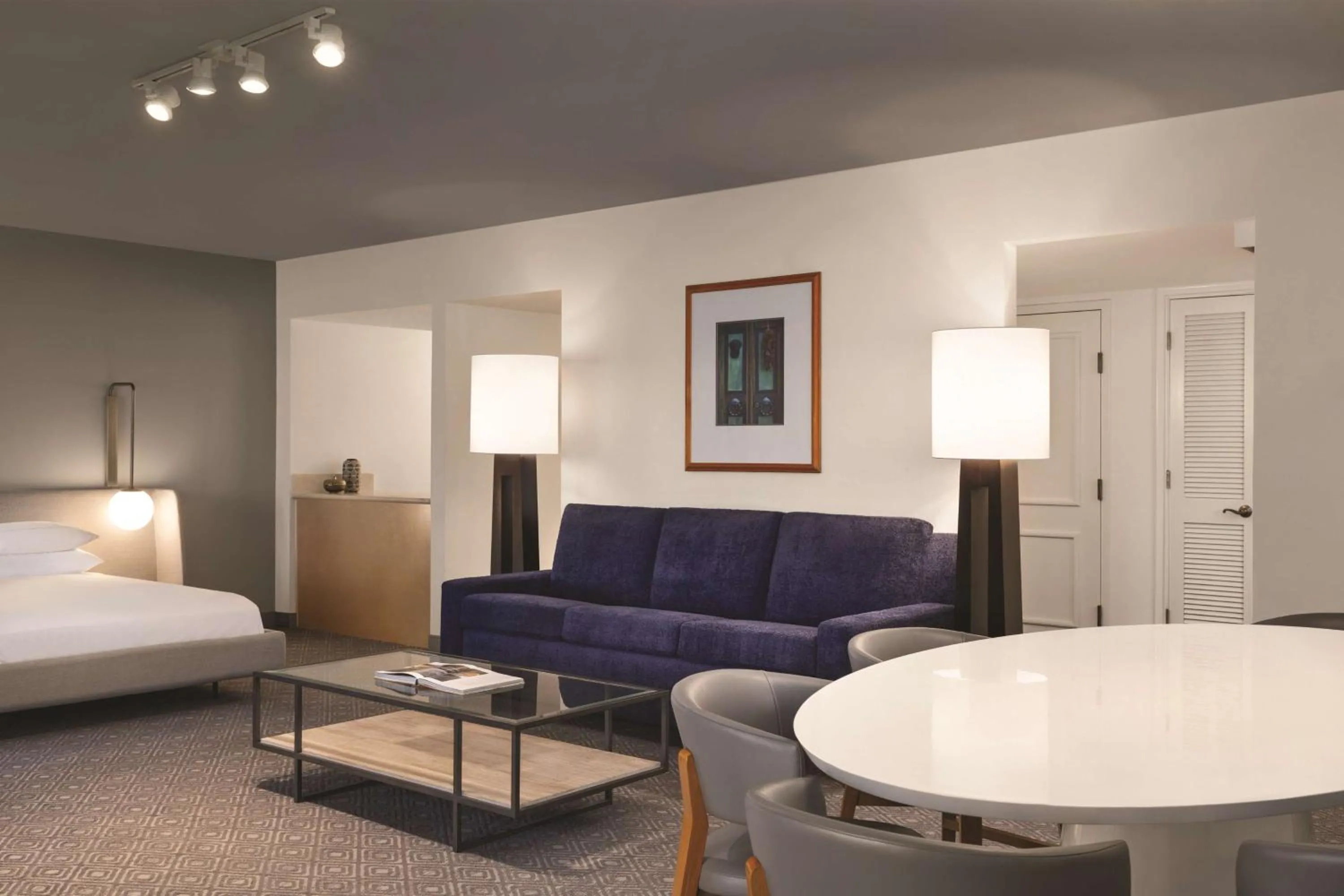 Living room, Bed in Hilton Scottsdale Resort & Villas