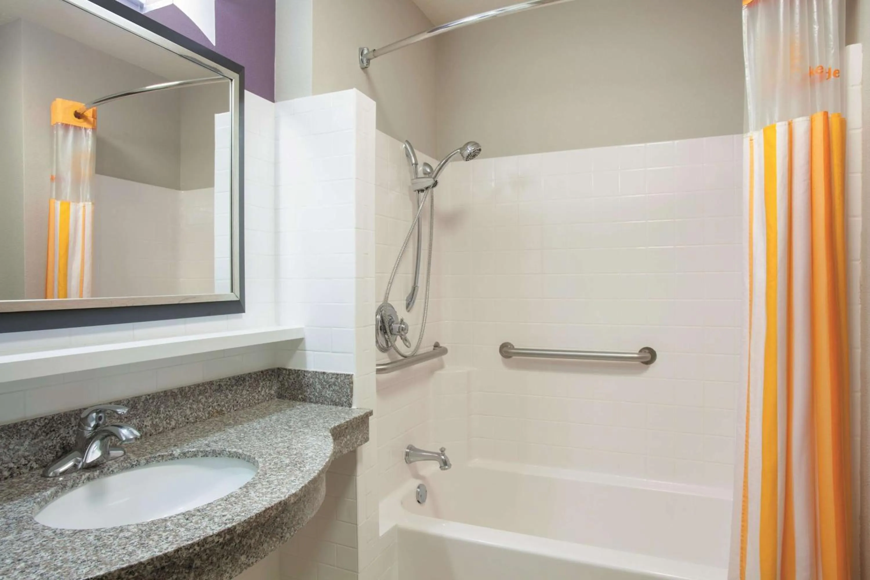 Photo of the whole room in La Quinta by Wyndham Fort Walton Beach