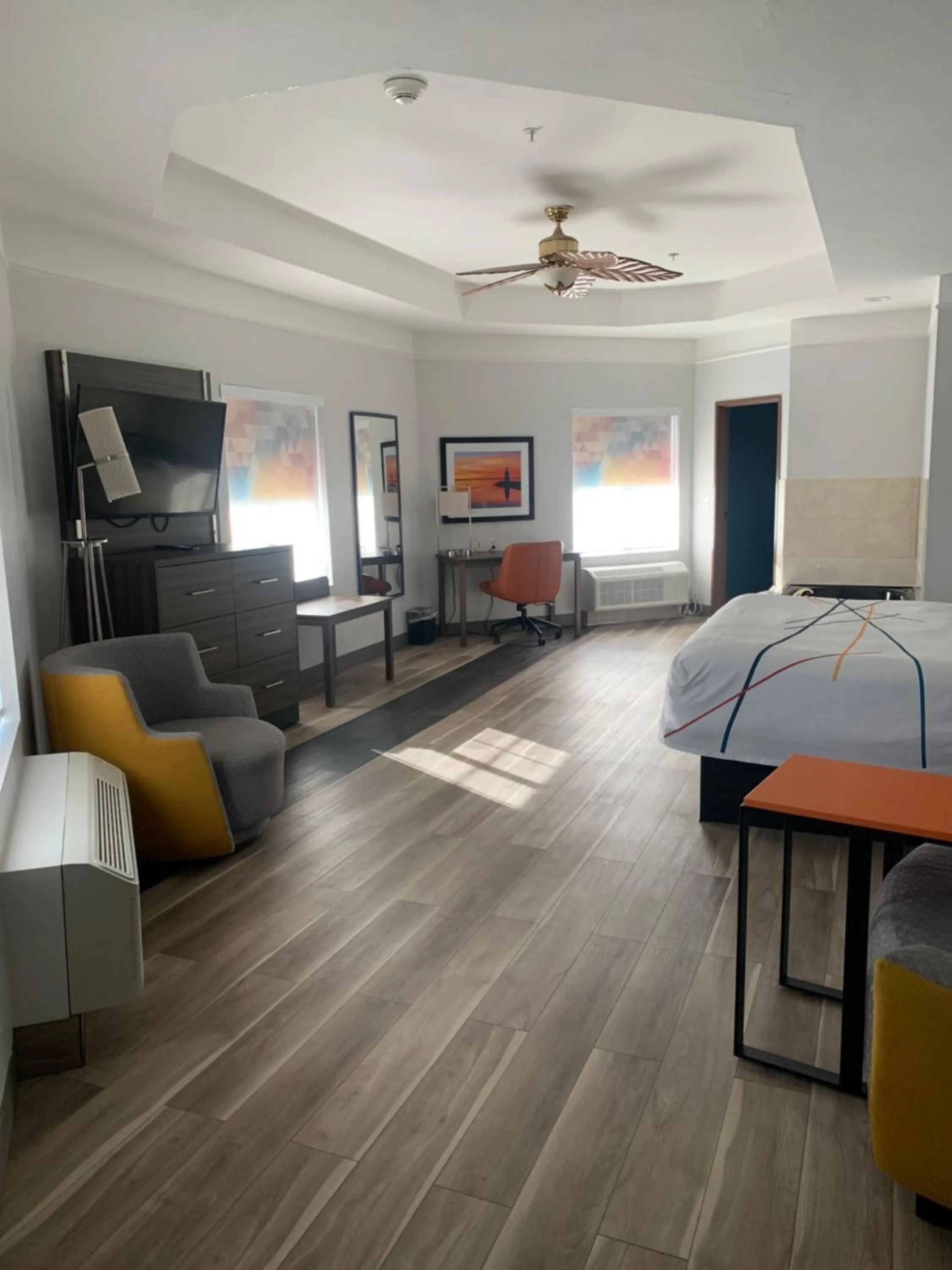 Photo of the whole room, Bed in La Quinta by Wyndham OKC North - Quail Springs