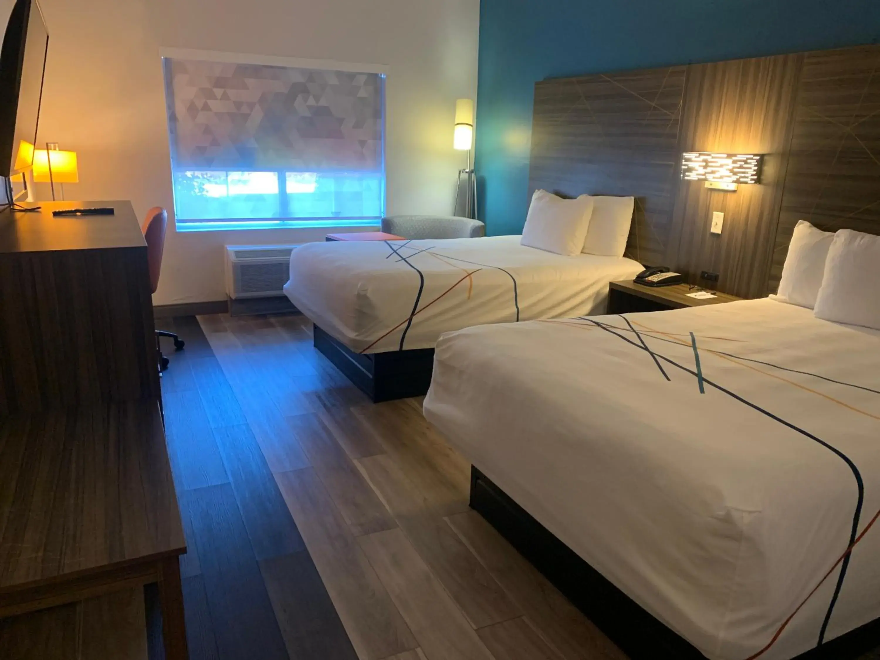 Queen Room with Two Queen Beds and Bath Tub - Mobility Accessible/Non-Smoking in La Quinta by Wyndham OKC North - Quail Springs Queen Room with Two Queen Beds and Bath Tub - Mobility Accessible/Non-Smoking in La Quinta by Wyndham OKC North - Quail Springs