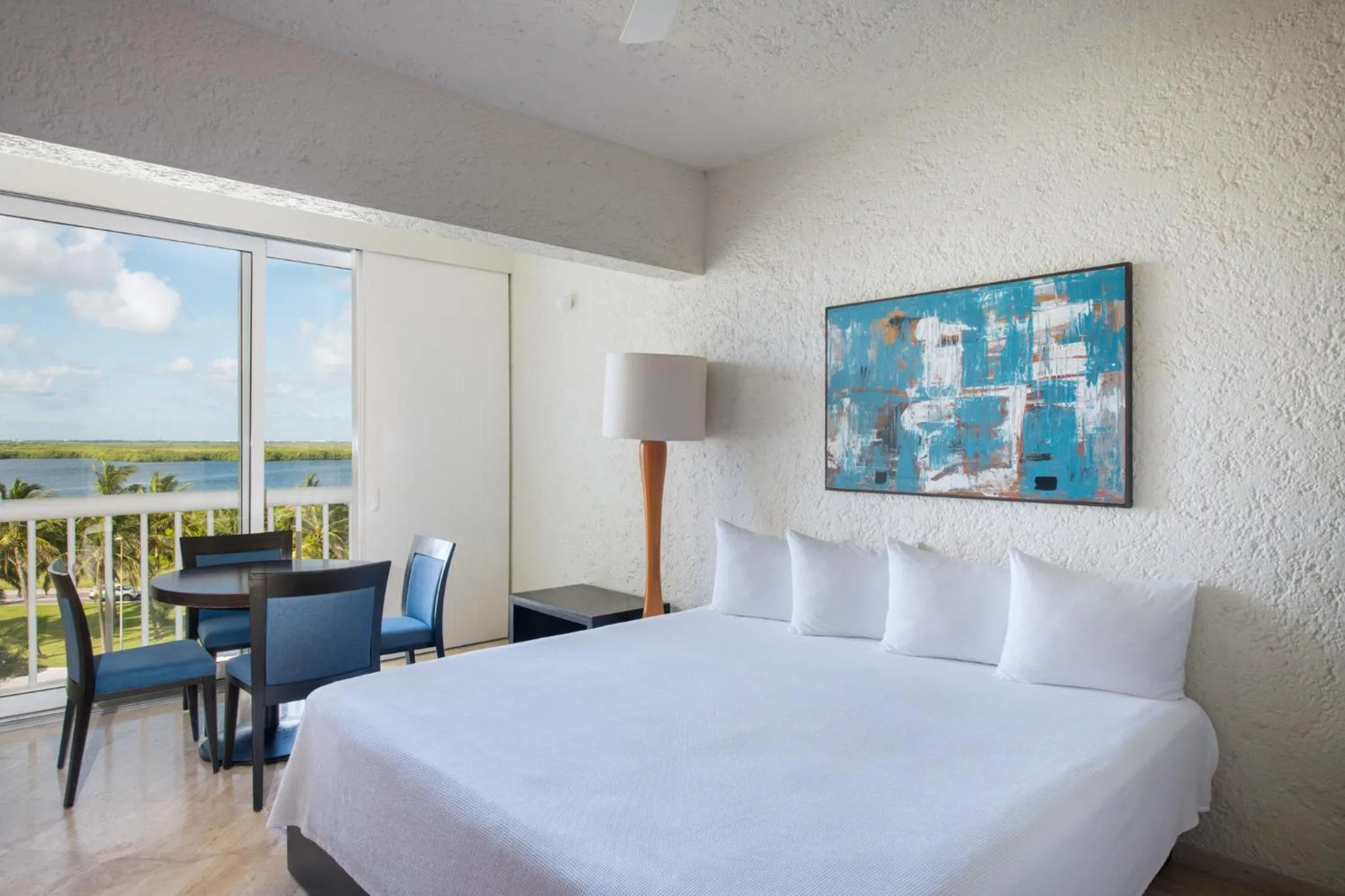 Photo of the whole room, Bed in Club Regina Cancun