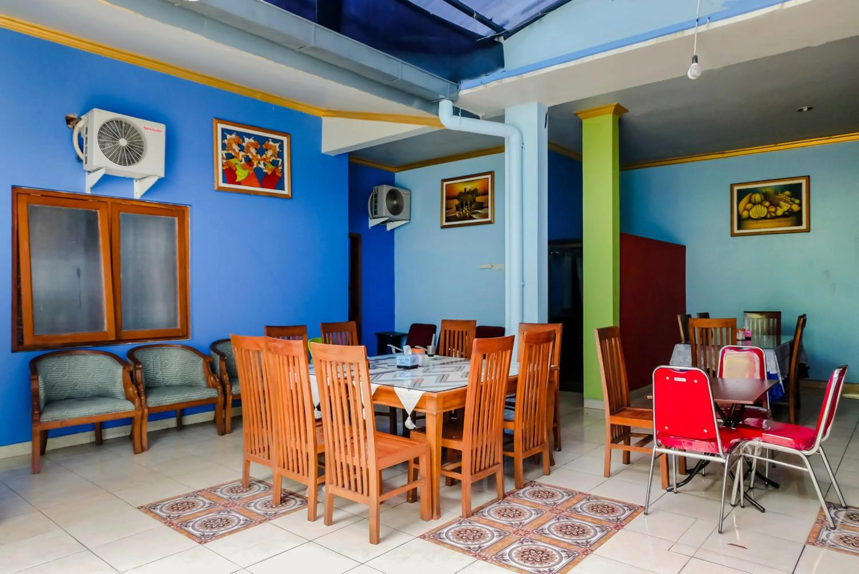 Restaurant/places to eat in Hotel O Guest House Amalia Malang