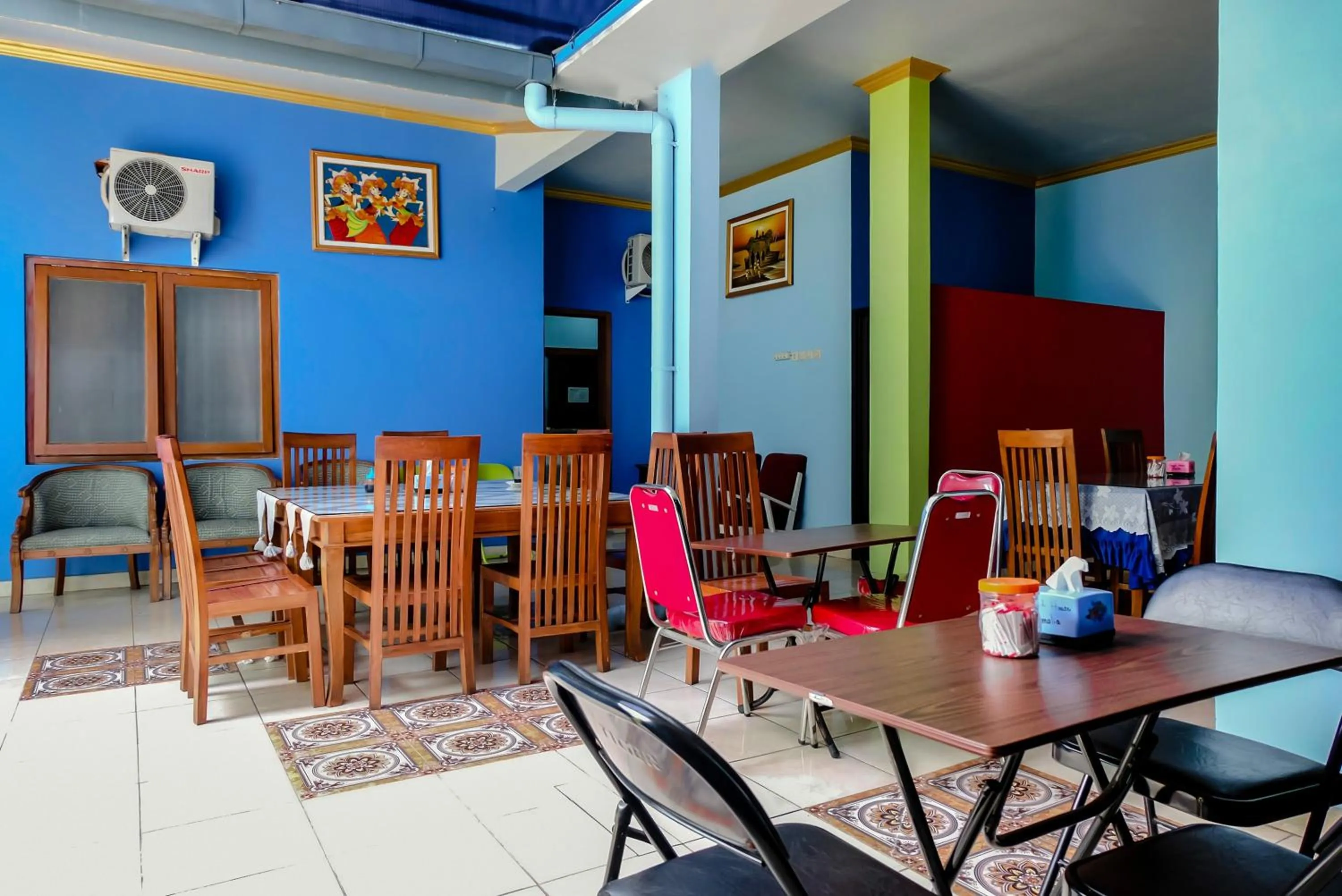 Restaurant/places to eat in Hotel O Guest House Amalia Malang