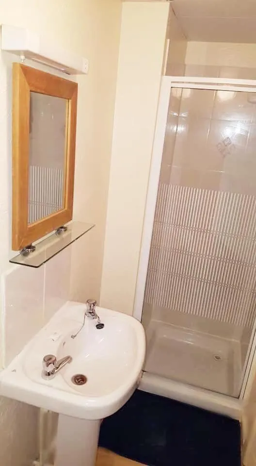 Shower in Tudor Rose Hotel