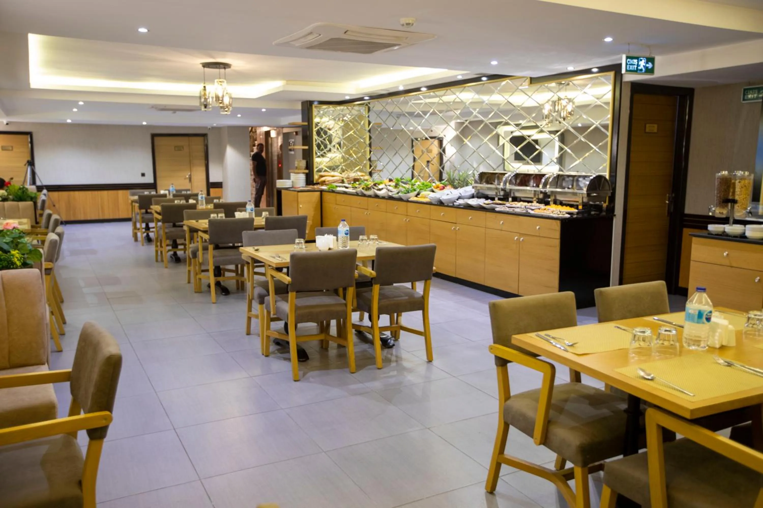 Dining area in BEST GARDEN HOTEL