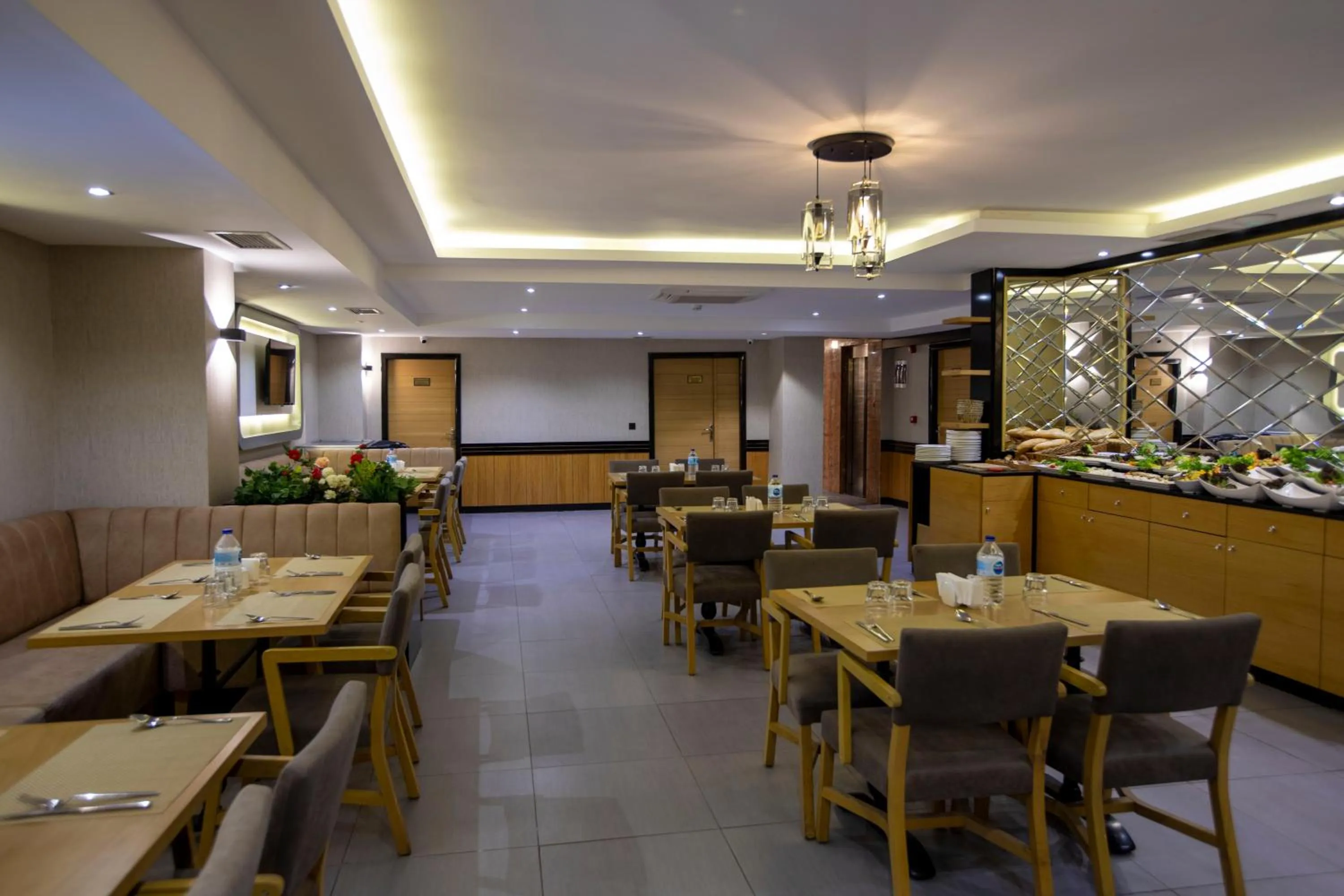 Restaurant/places to eat in BEST GARDEN HOTEL