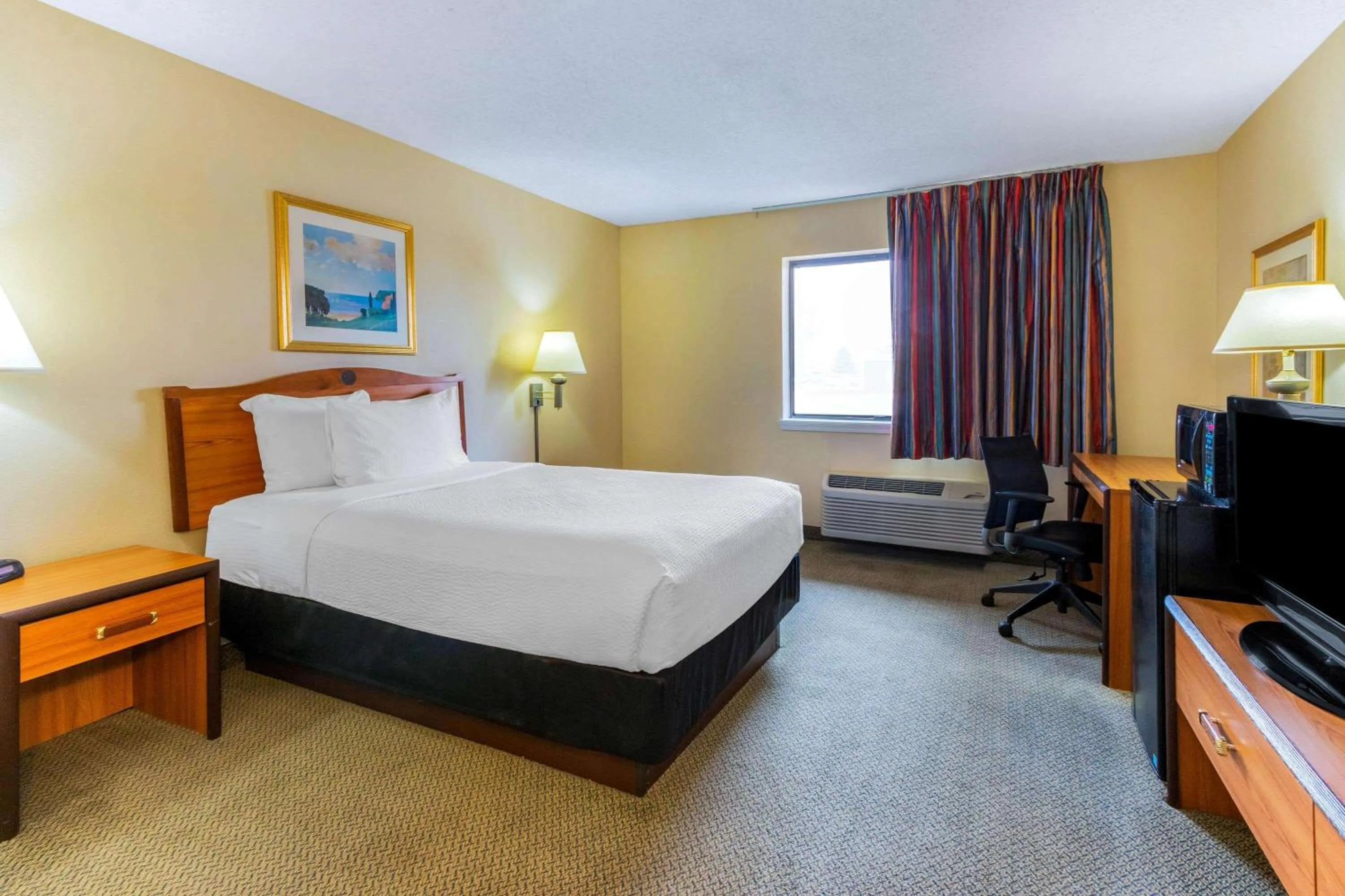 Photo of the whole room, Bed in La Quinta Inn & Suites by Wyndham Las Cruces Organ Mountain