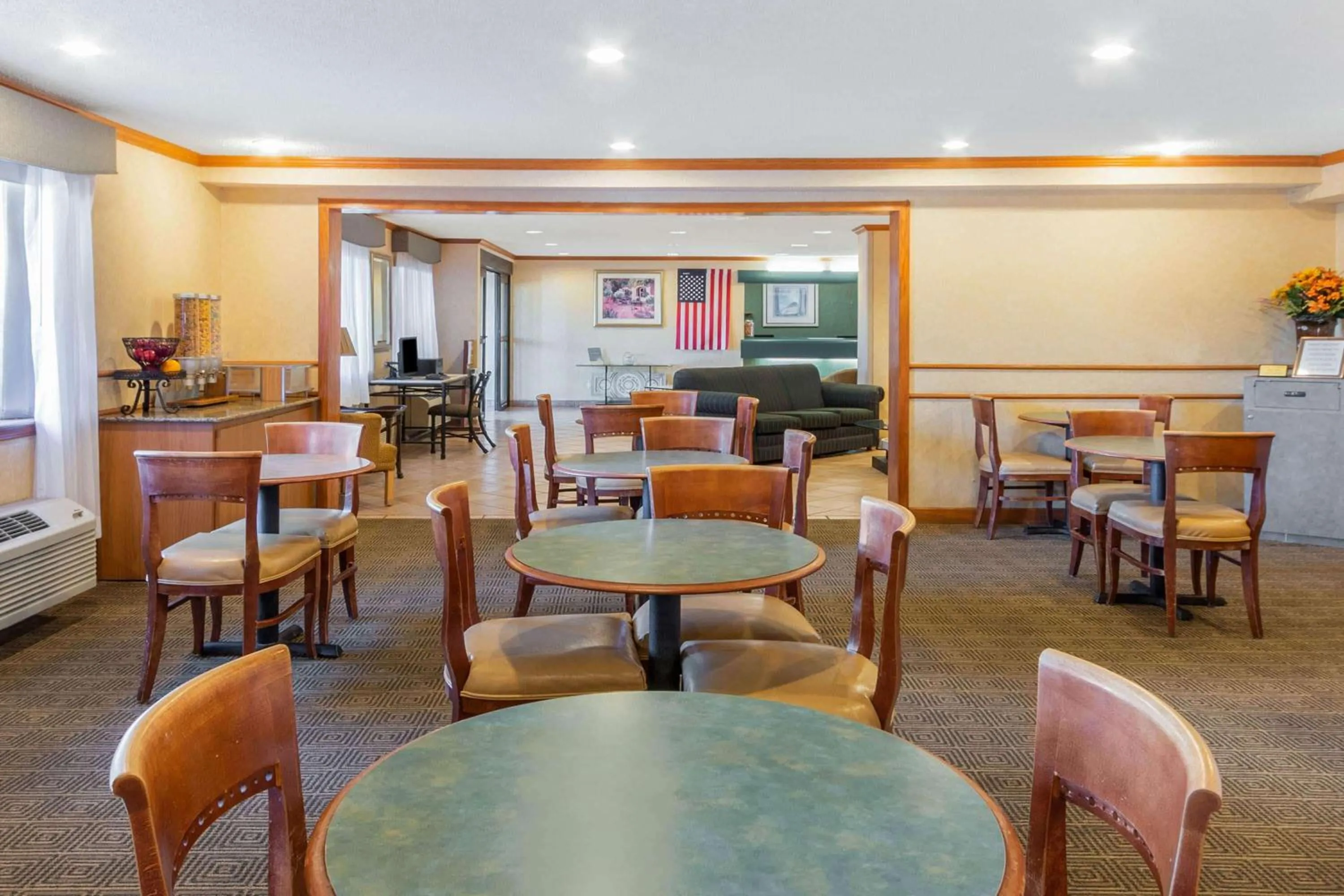 Restaurant/places to eat in La Quinta Inn & Suites by Wyndham Las Cruces Organ Mountain