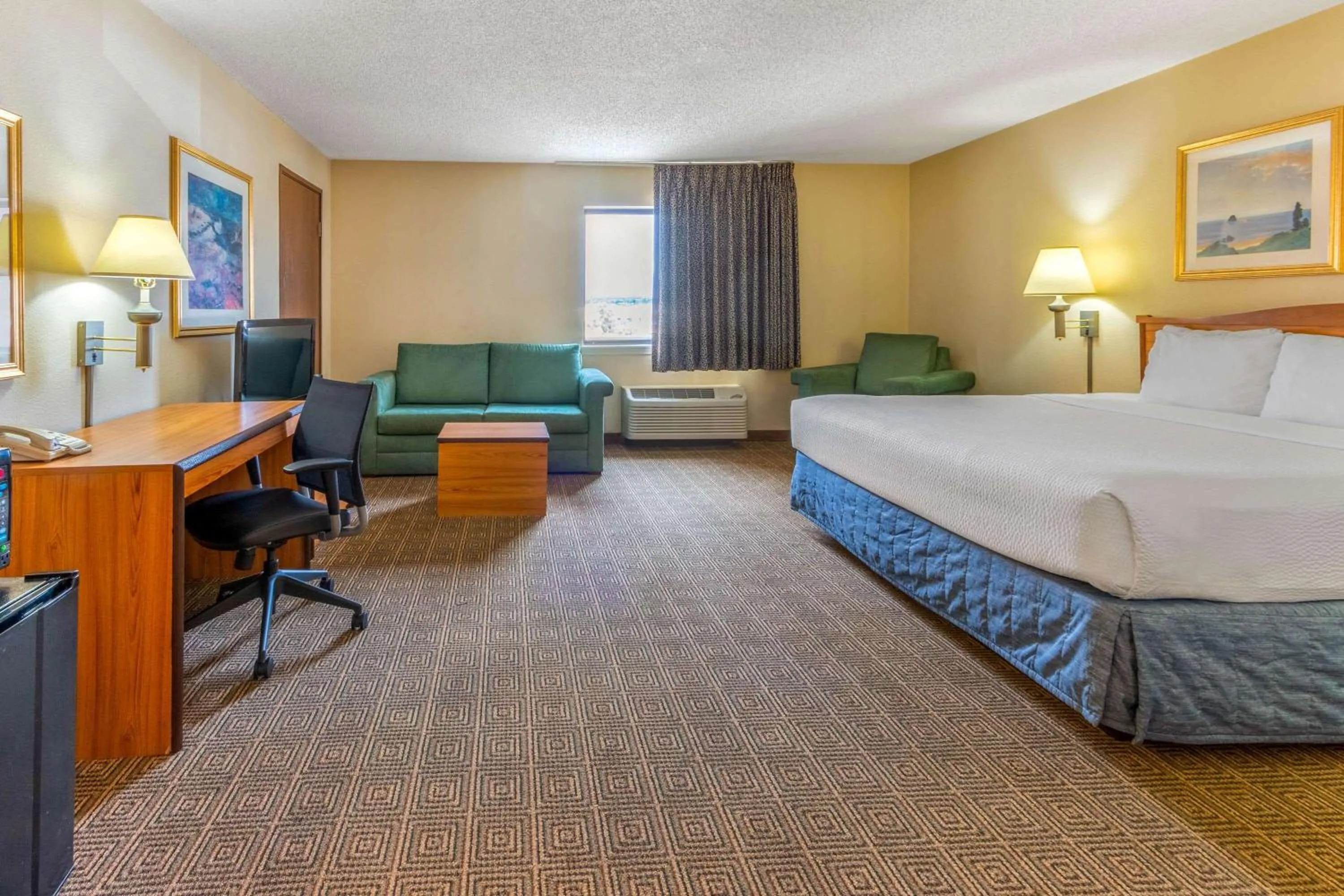 Photo of the whole room, Bed in La Quinta Inn & Suites by Wyndham Las Cruces Organ Mountain