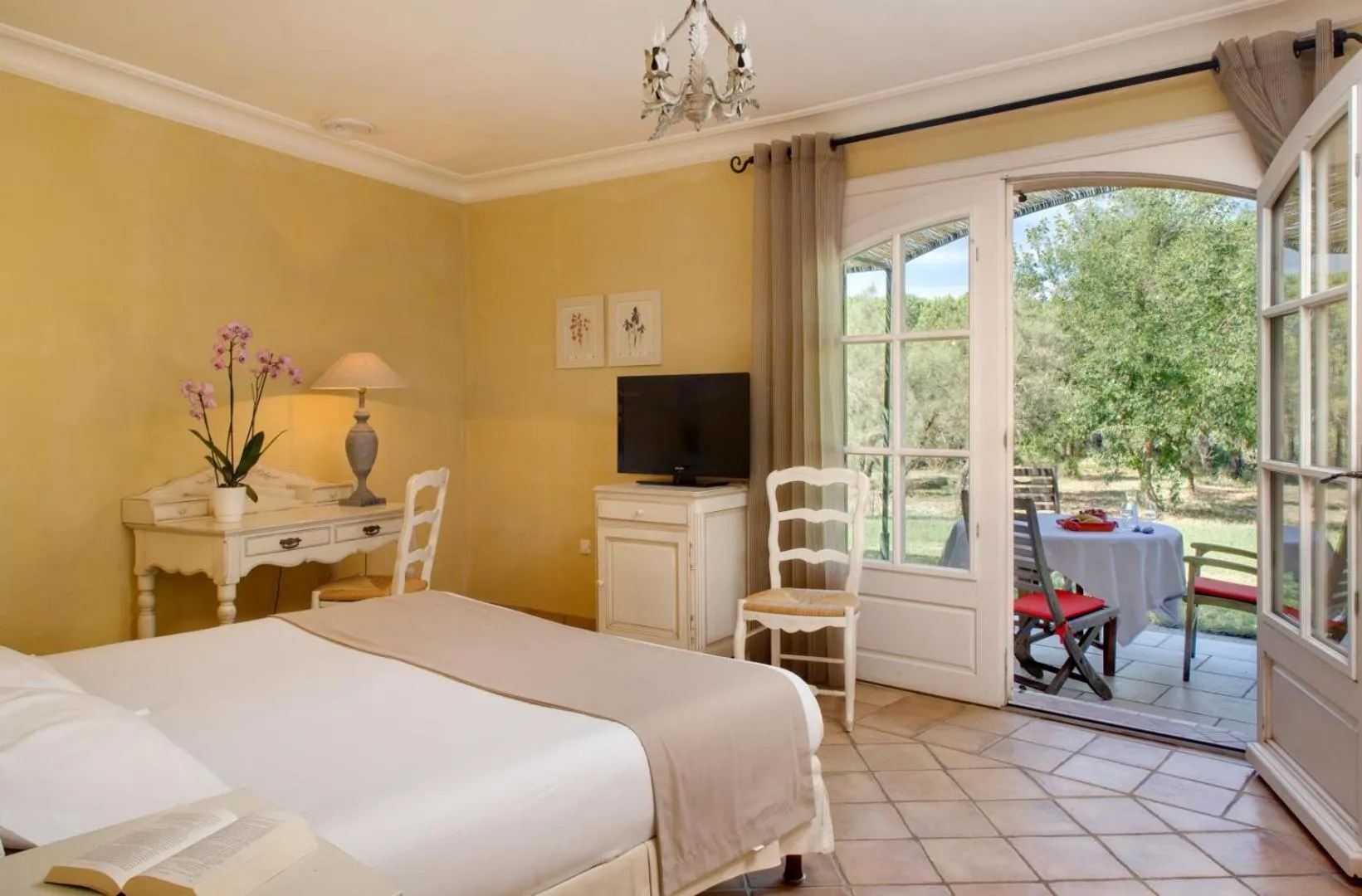 Photo of the whole room, Bed in Le Mas Des Sables
