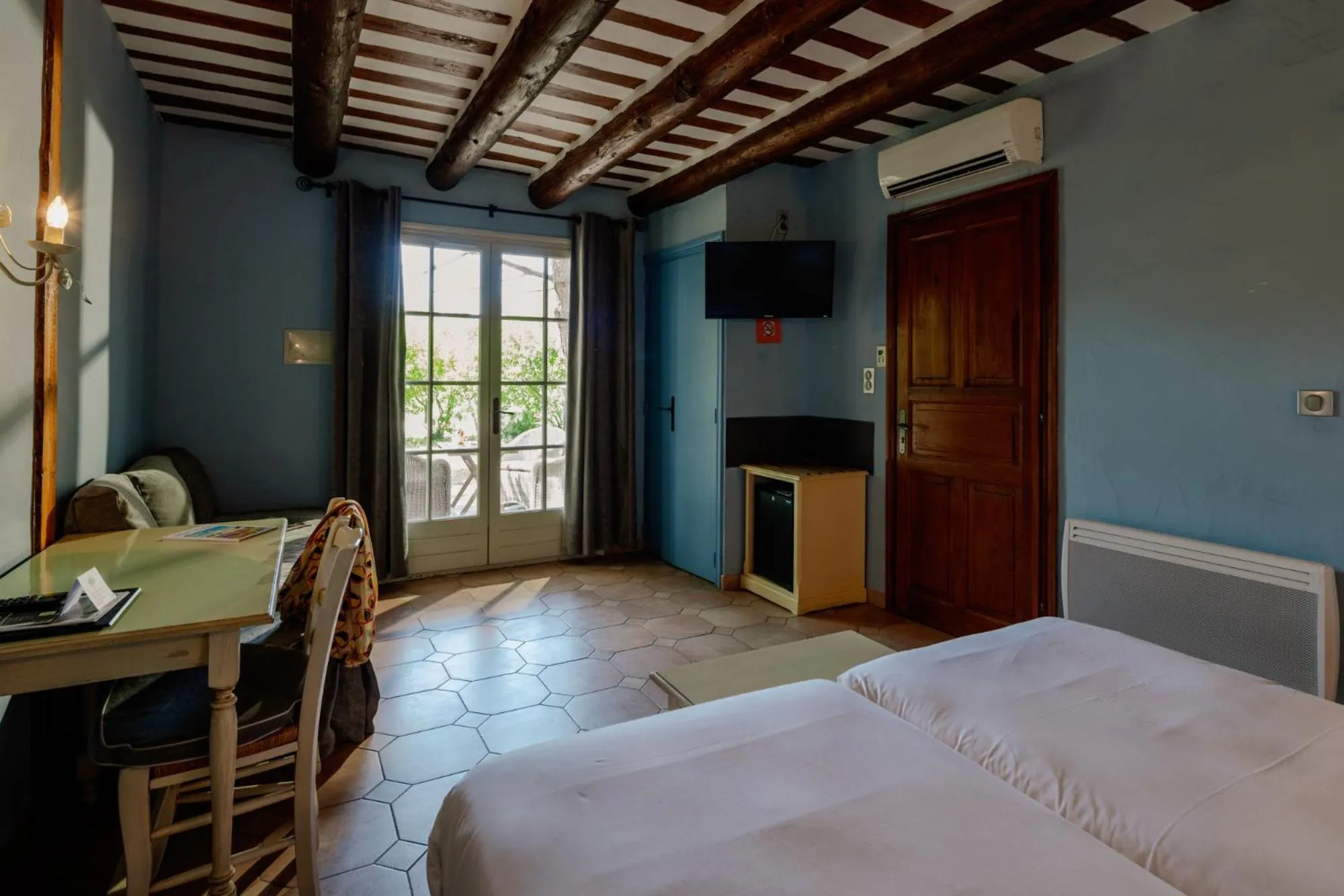 Photo of the whole room, Bed in Le Mas Des Sables