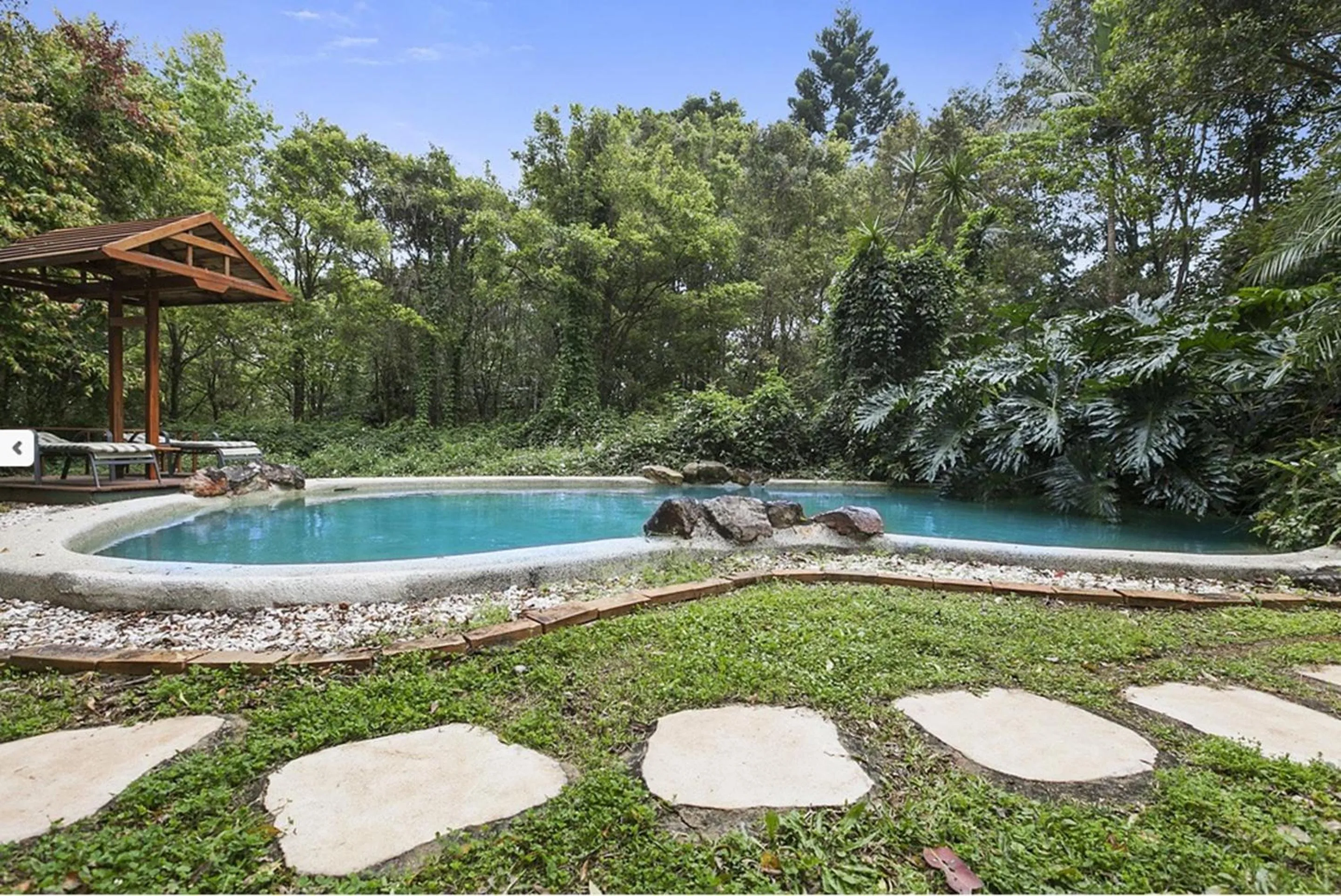 Swimming pool in Lillypilly's Cottages & Day Spa