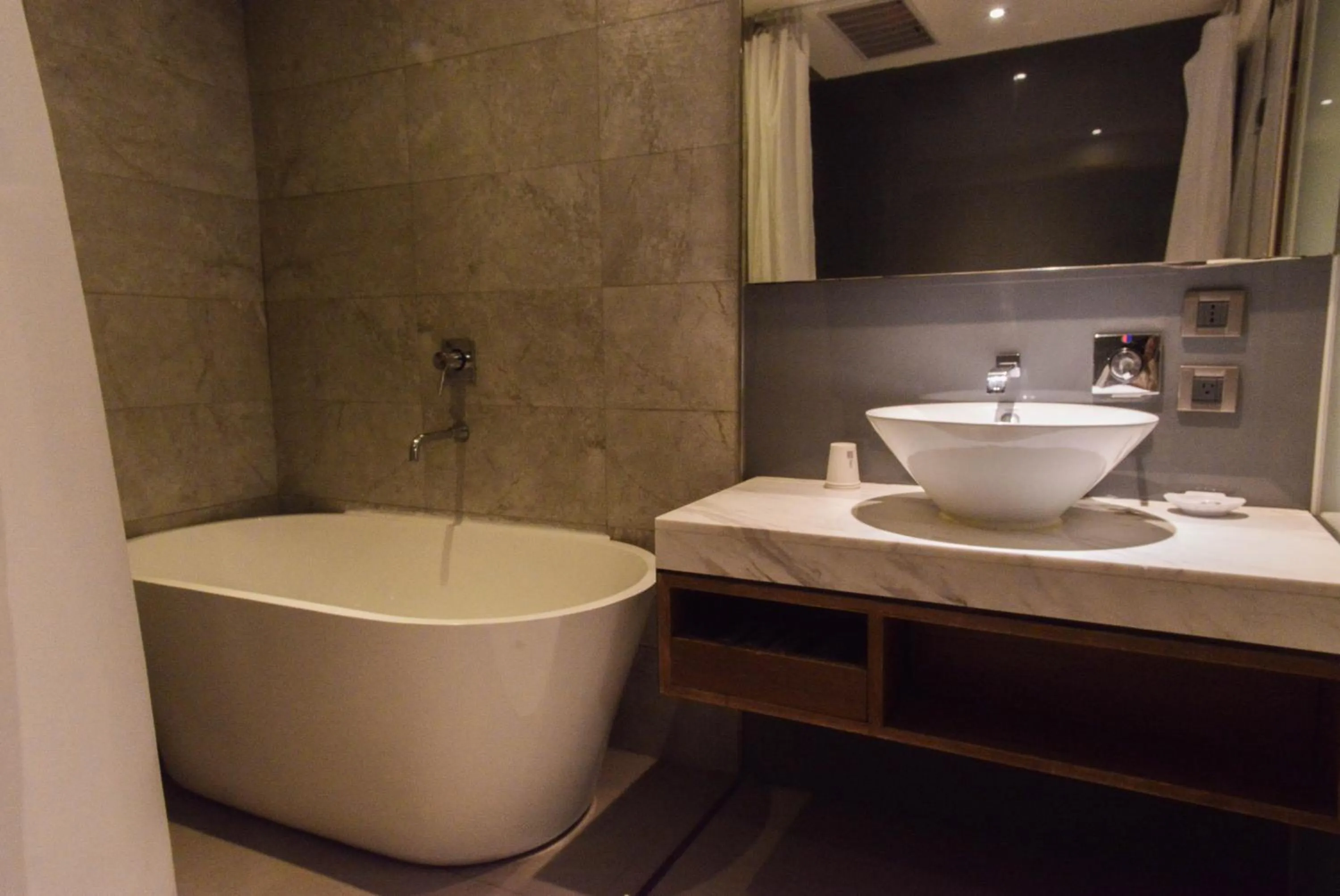 新麗旅店 Newful Hotel