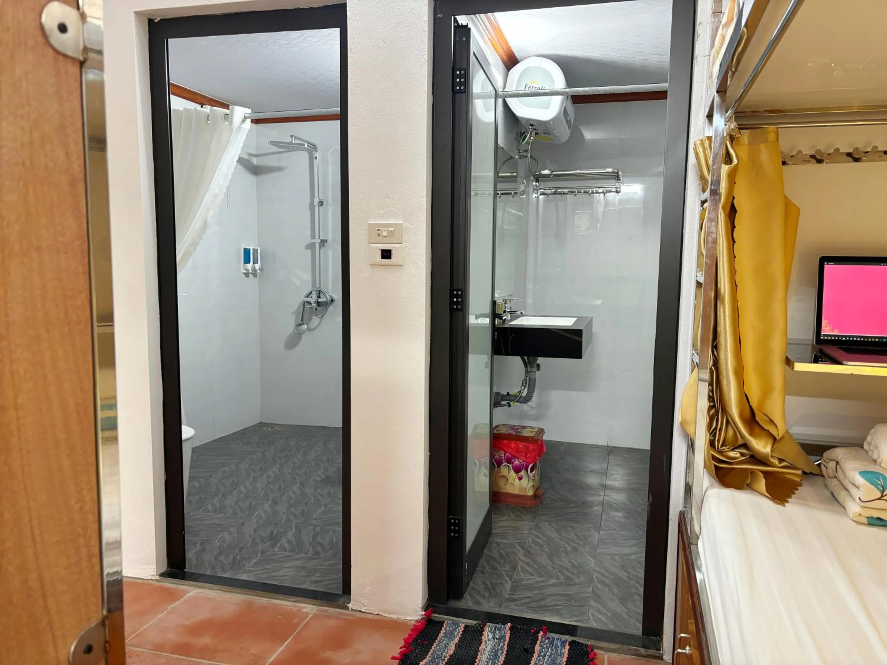 Toilet in Tam Coc Golden Sky Homestay