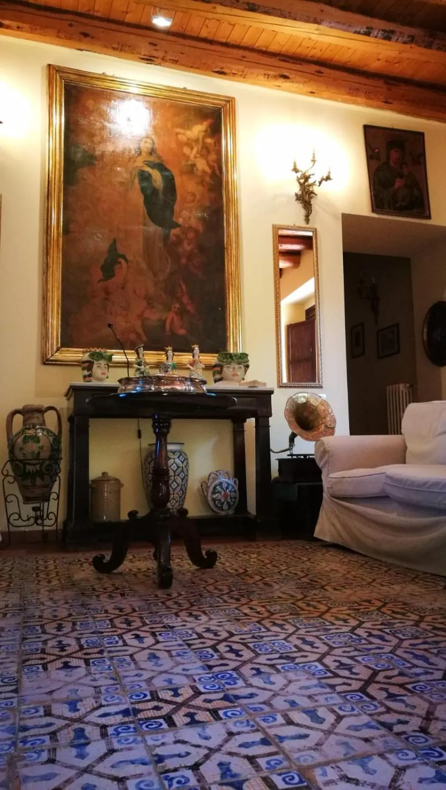 Communal lounge/ TV room in Villa Trigona