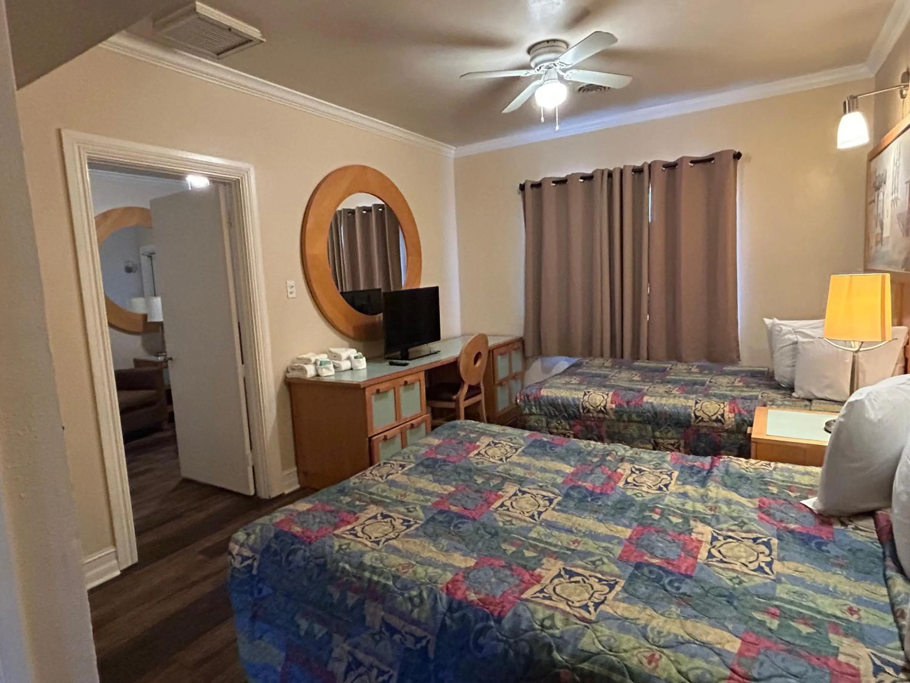 Bedroom, Bed in Sea Vista Motel