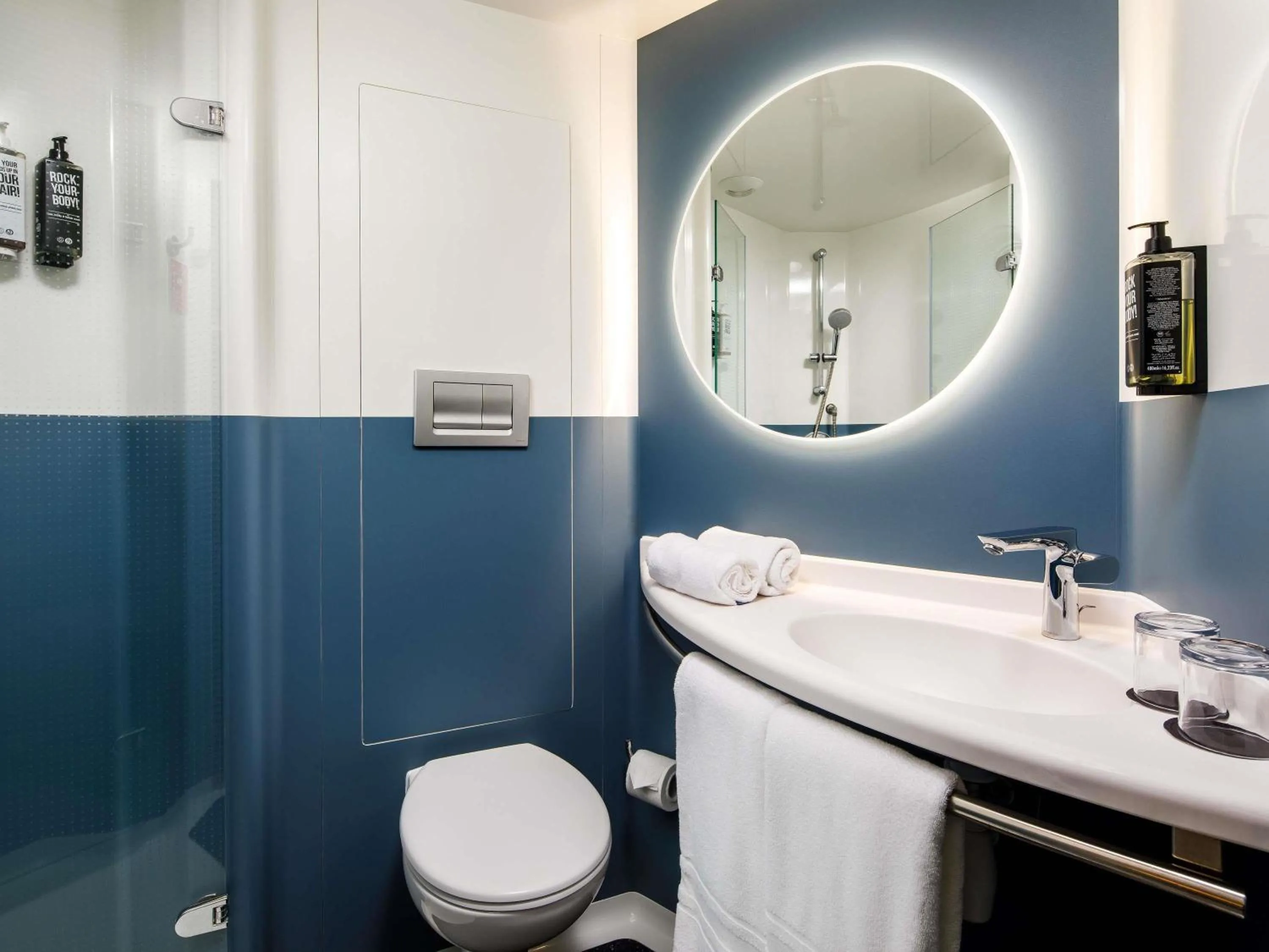 Bedroom in ibis London Greenwich