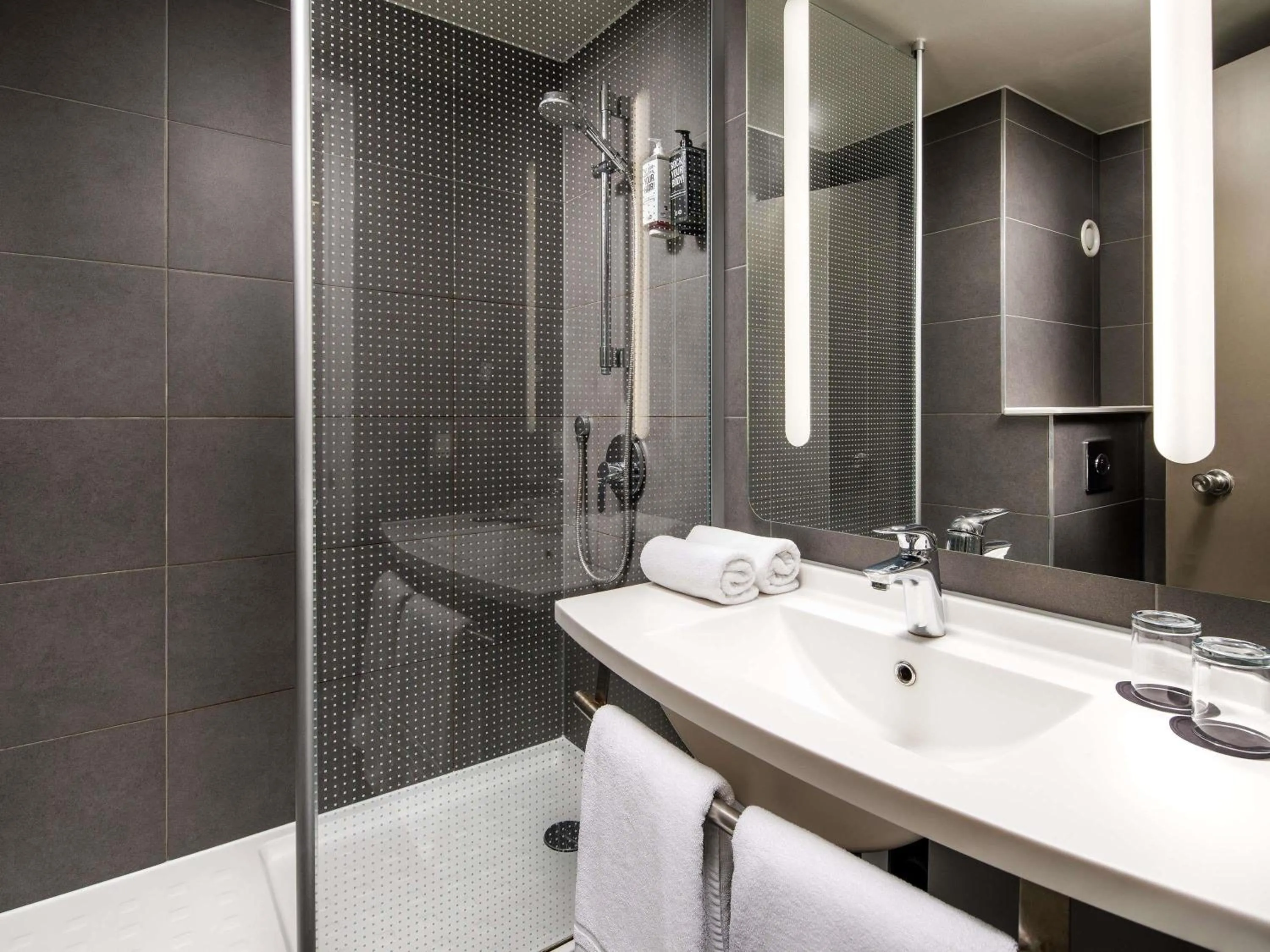 Bedroom in ibis London Greenwich