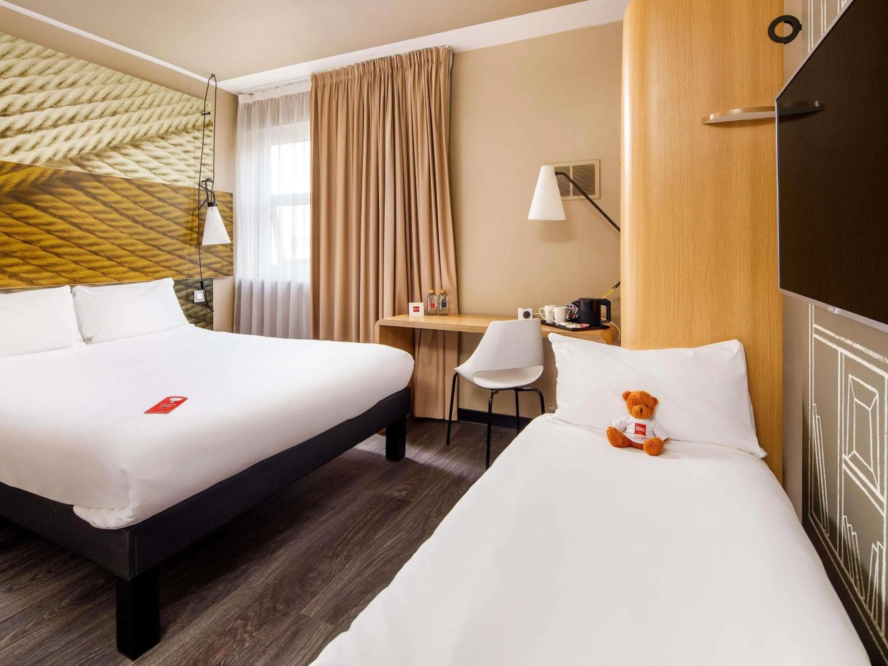 Bedroom, Bed in ibis London Greenwich