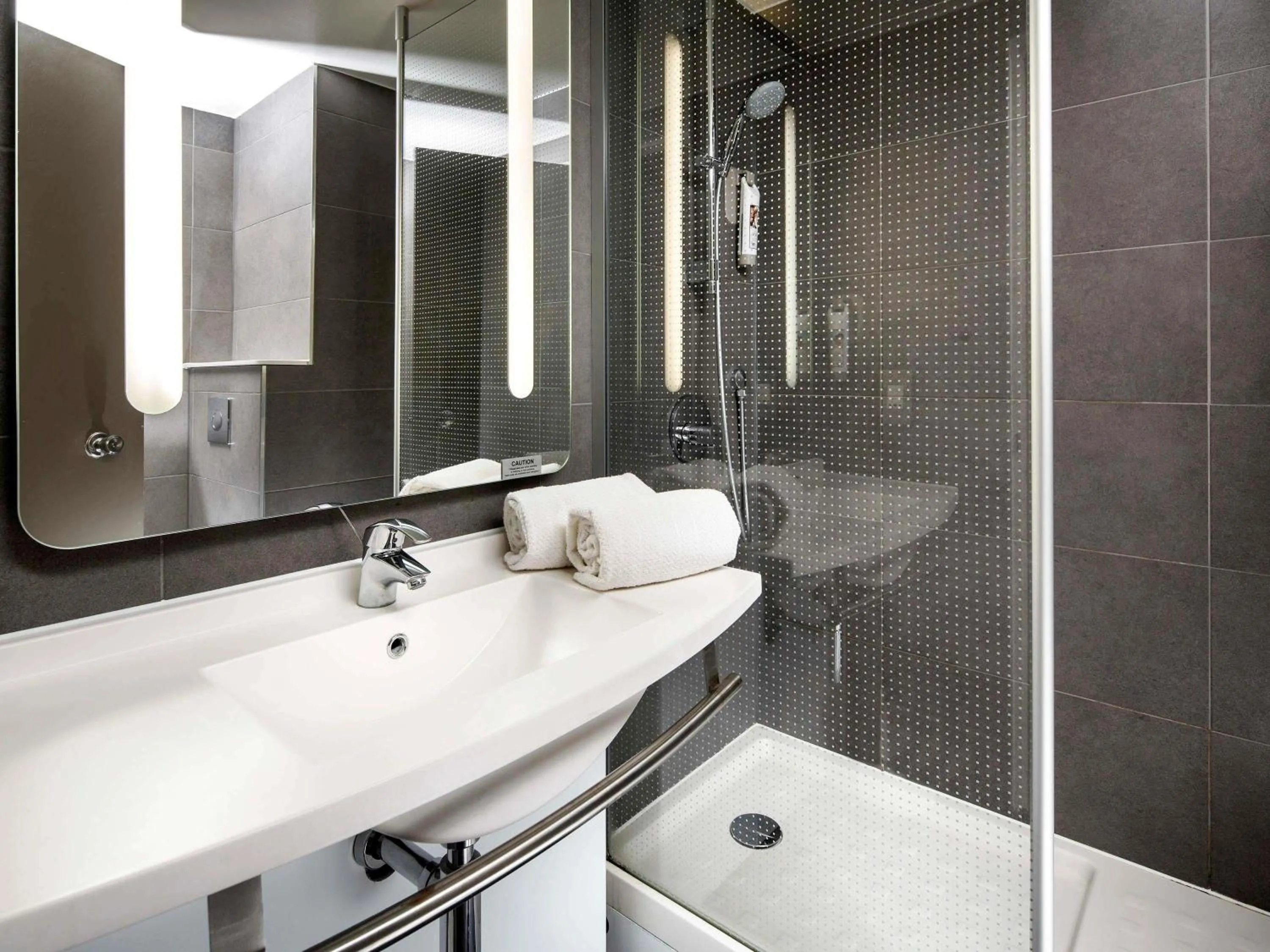 Bedroom in ibis London Greenwich