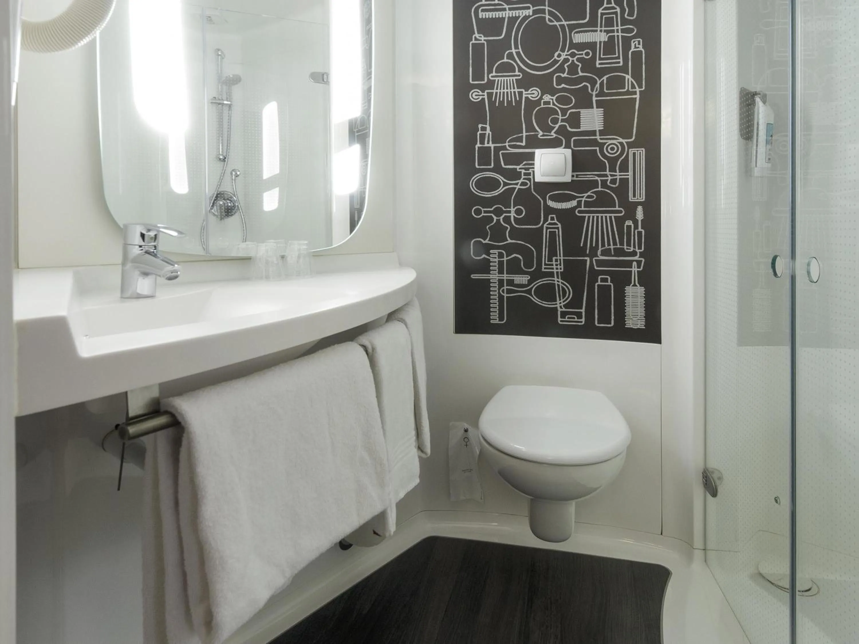 Bedroom in ibis London Stratford