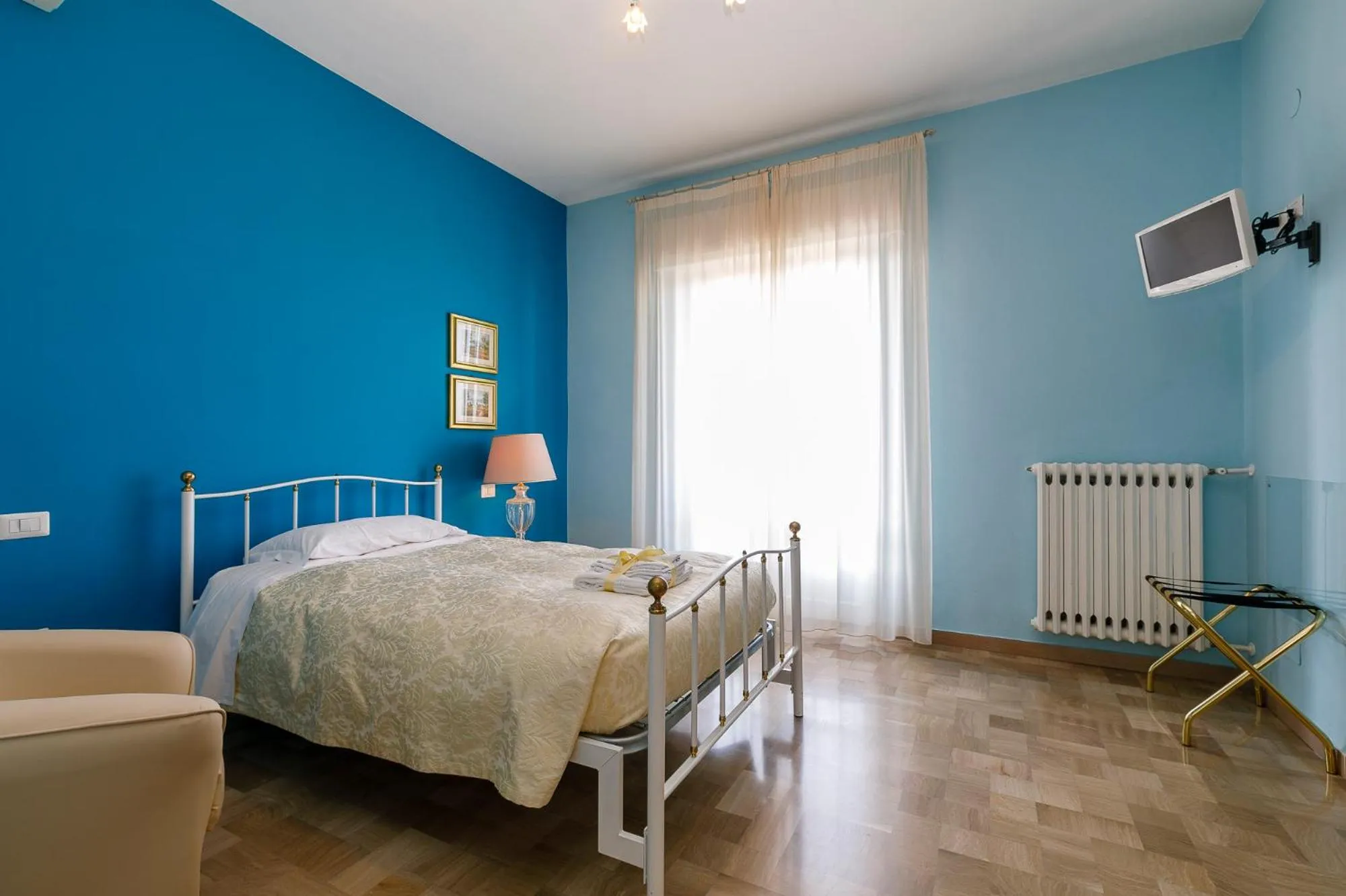 Bed in La Locomotiva Rooms