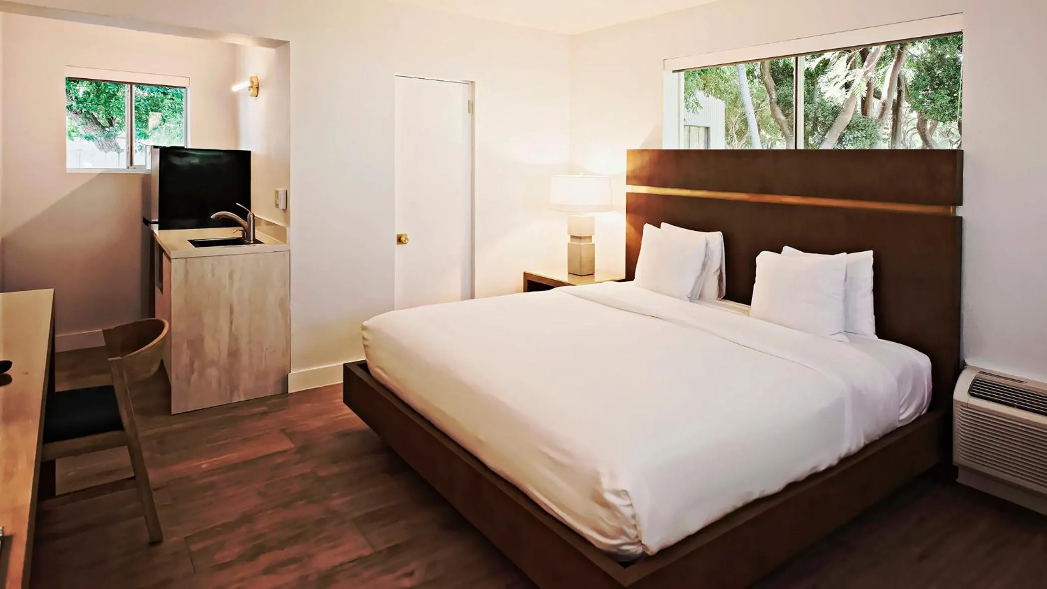 Photo of the whole room, Bed in Sunset Inn