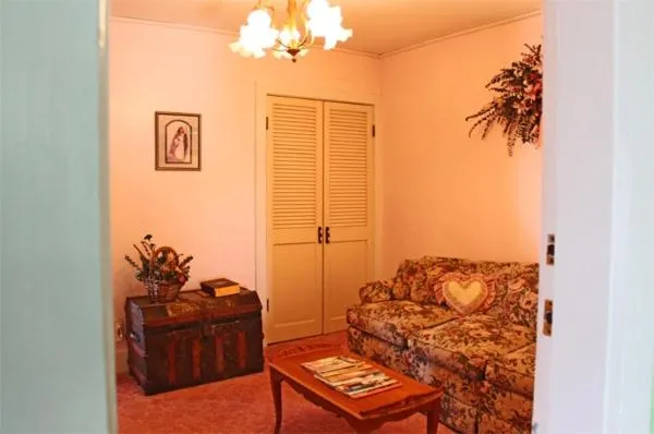 Seating area in Belle Aire Mansion Guest House