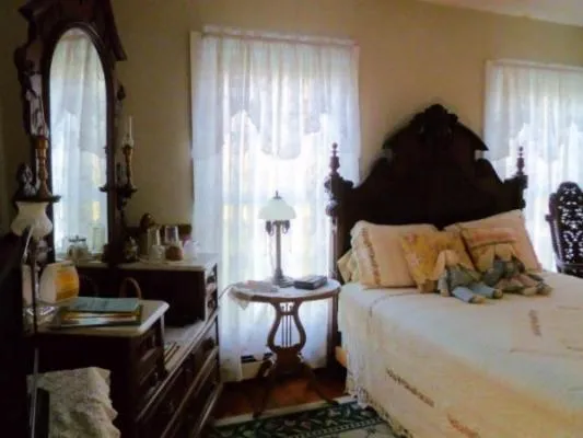 Bed in Belle Aire Mansion Guest House