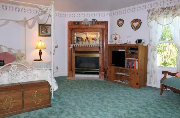 TV and multimedia in Belle Aire Mansion Guest House