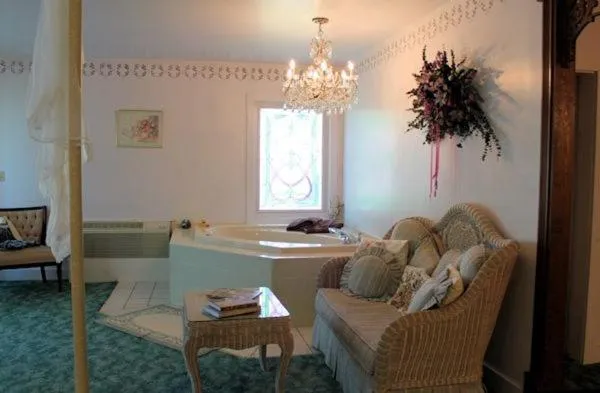 Hot Tub in Belle Aire Mansion Guest House