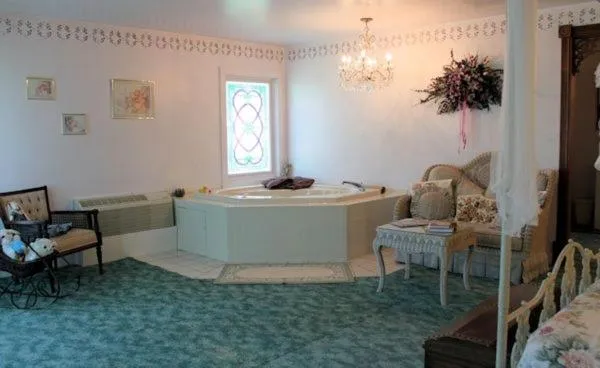 Hot Tub in Belle Aire Mansion Guest House