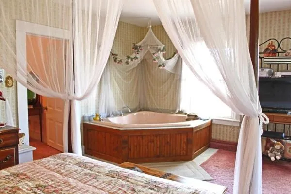 Hot Tub, Bed in Belle Aire Mansion Guest House
