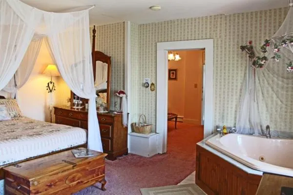 Bed in Belle Aire Mansion Guest House