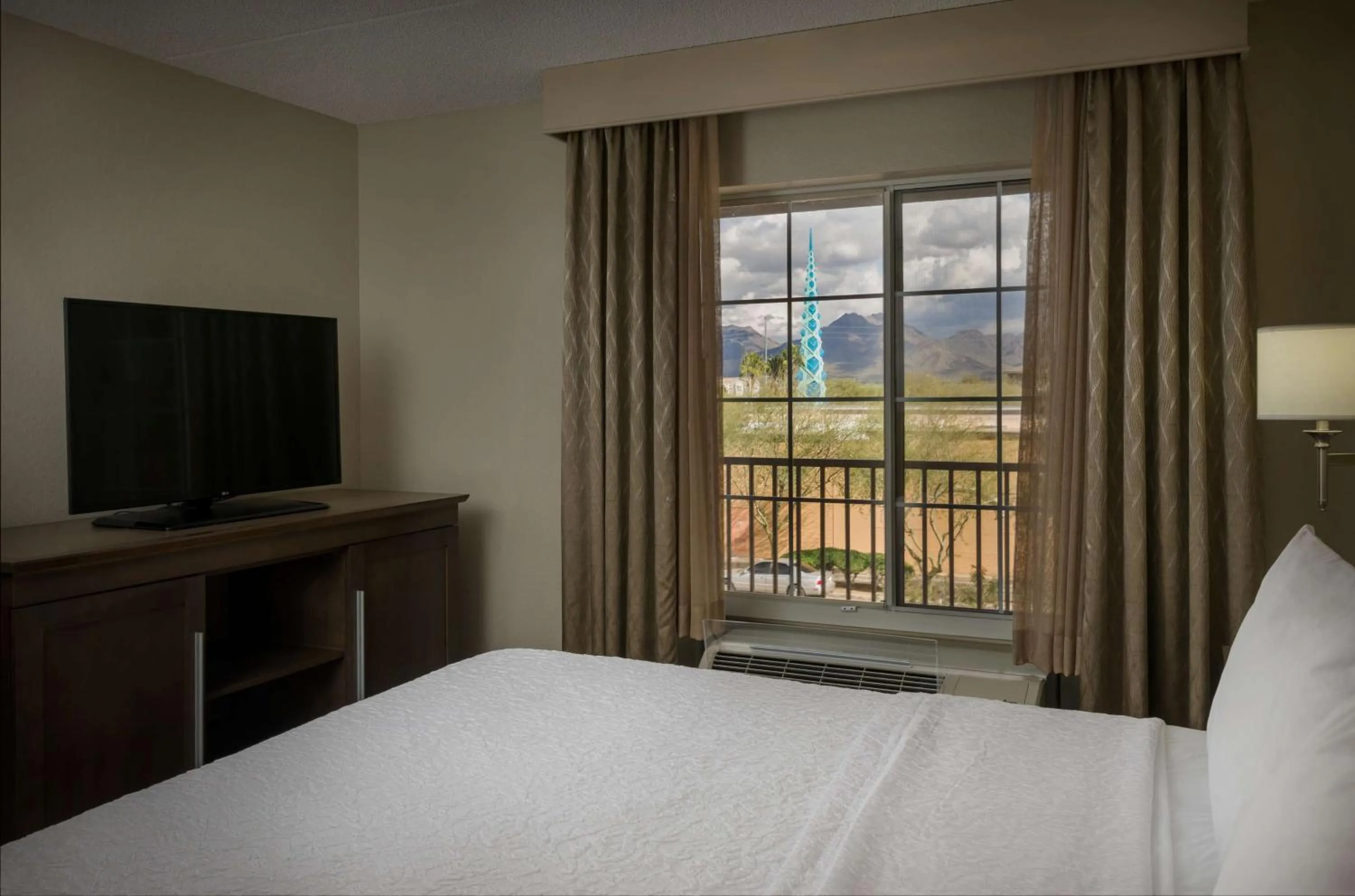 Bed in Hampton Inn & Suites Phoenix/Scottsdale