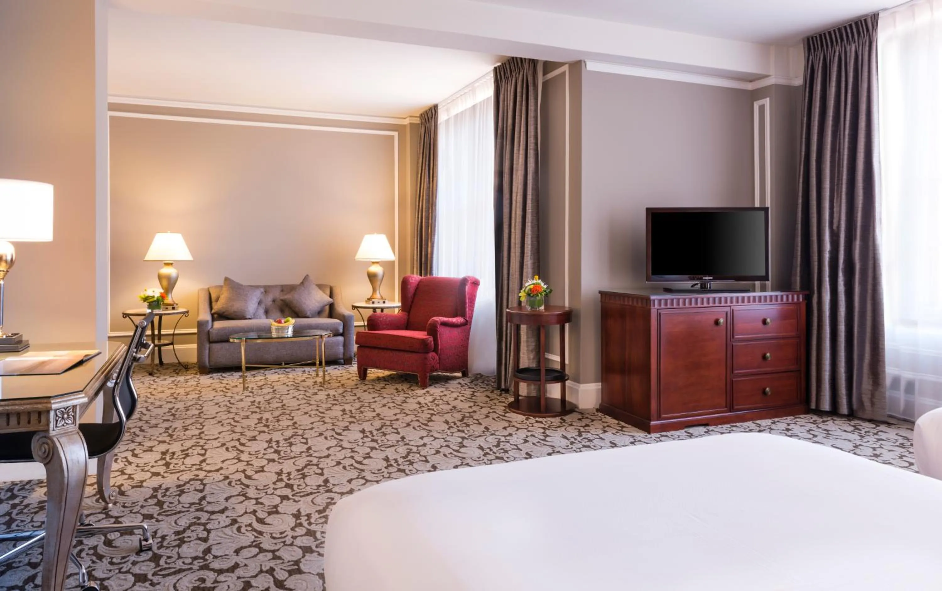 Seating area, Bed in The Biltmore Los Angeles