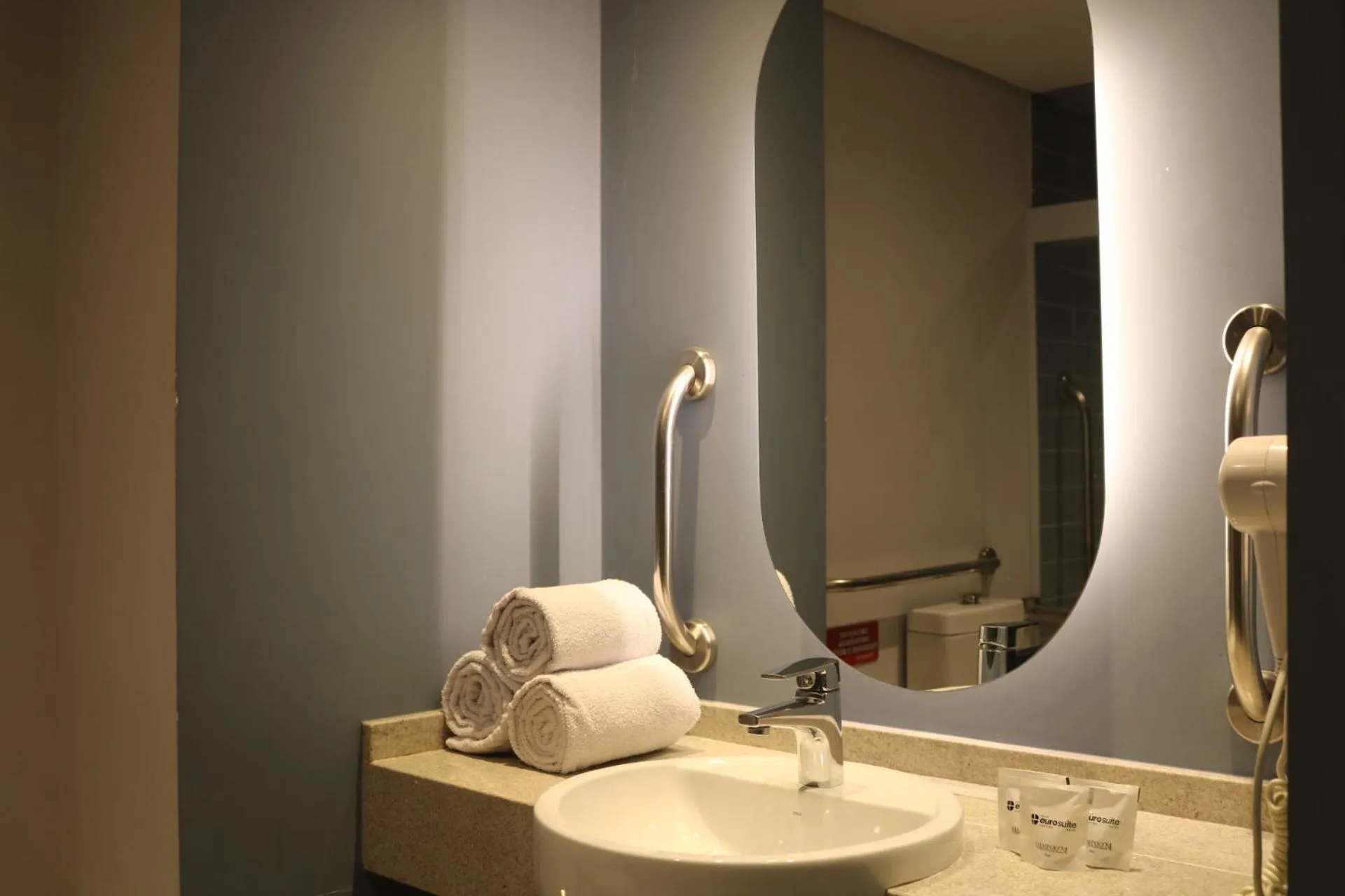 towels in Hotel Euro Suite Curitiba Batel By Nacional Inn