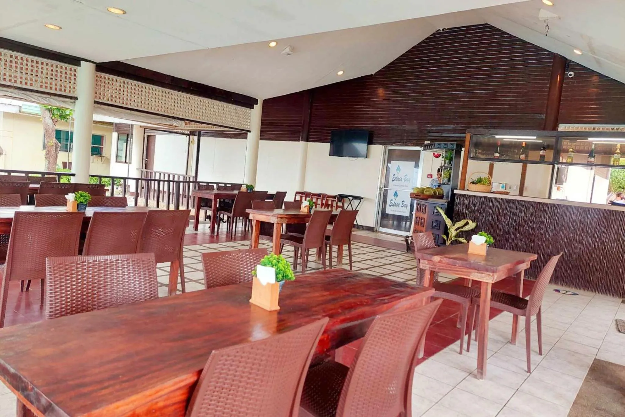 Restaurant/places to eat in Estaca Bay Gardens Conference Resort powered by Cocotel